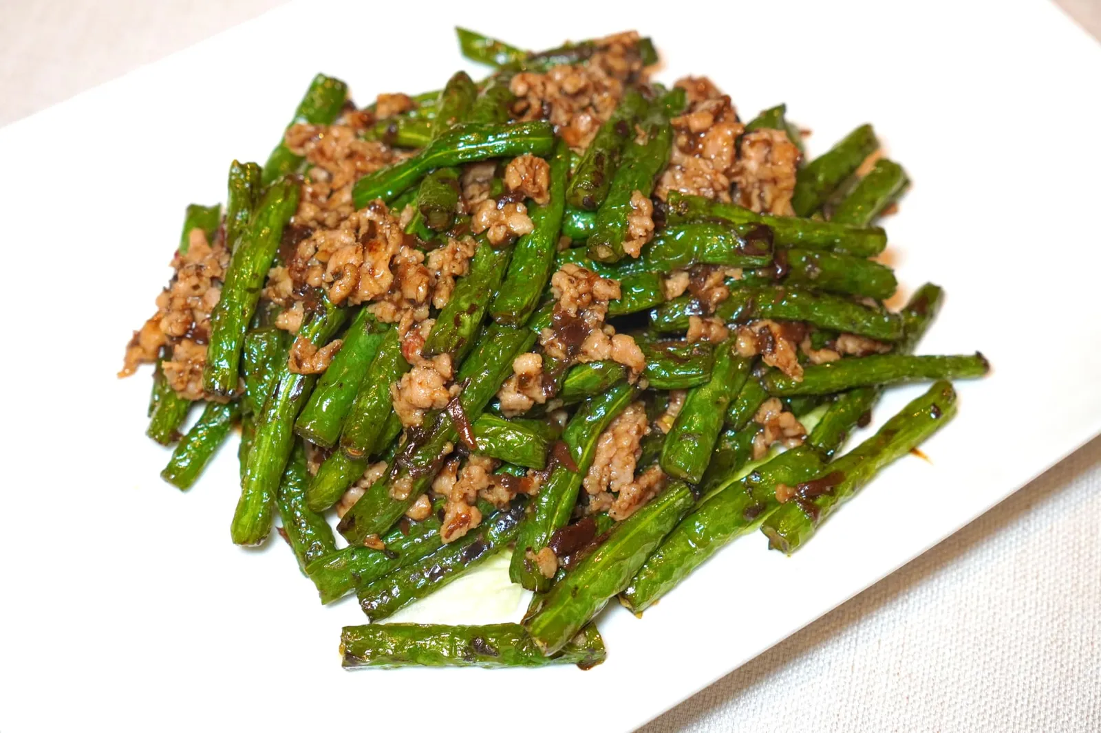 榄菜肉碎炒四季豆 (26 SGD++) Sautéed String Bean with Minced Pork & Preserved Black Olives จานผักที่เตรียมออกมาได้อย่างน่าประทับใจคือถั่วแขกที่ยังคงความกรอบเอาไว้ได้มาก เชฟผัดมาในไฟแรงจนมีกลิ่นหอมกระทะติดมาด้วย เนื้อหมูสับยังคงความนุ่มตัดกันจนเกิดเป็นมิติทางเนื้อสัมผัสขณะเคี้ยว ทั้งยังมีความหอมเฉพาะตัวของหนำเลี๊ยบช่วยเชื่อมแต่ละองค์ประกอบเข้าด้วยกัน (15/20)