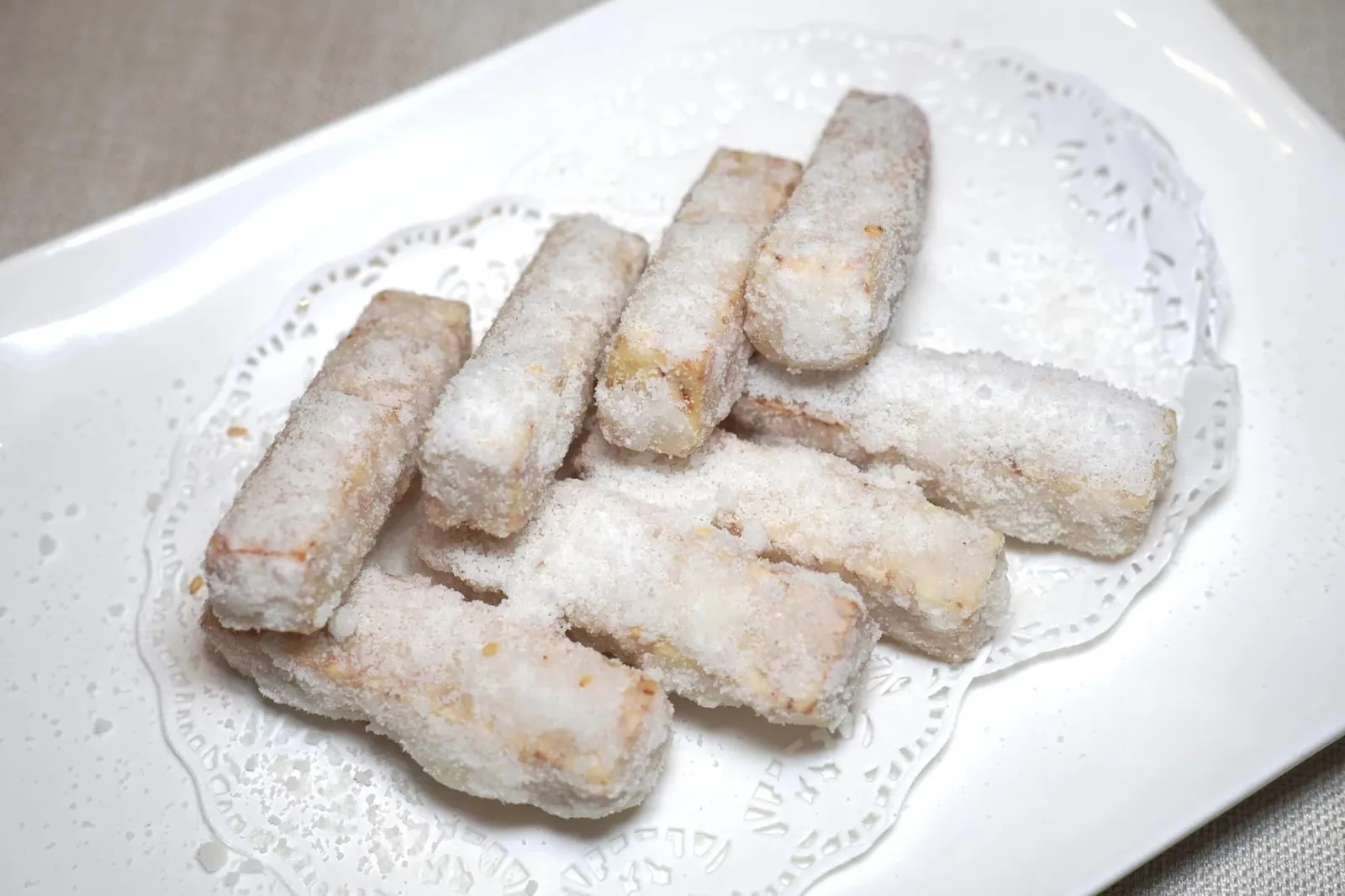 反沙芋条 (22 SGD++) Deep-fried Taro with Sugar ของหวานที่ดีที่สุดในวันนี้ขอยกให้กับเมนูเผือกหิมะที่สร้างมาตรฐานใหม่ให้กับเรา ชิ้นเผือกหั่นและทอดมาอย่างดี เนื้อสัมผัสมีความเฟิร์ม เคี้ยวง่ายและไม่อมน้ำมัน น้ำตาลที่โรยล้อมมาด้านนอกละลายในปากได้โดยง่ายให้รสชาติอันหวานพอเหมาะ ถึงราคาจะค่อนข้างสูงสักนิดแต่ก็คุ้มค่าที่จะลองสั่งมาชิมกัน (15/20)