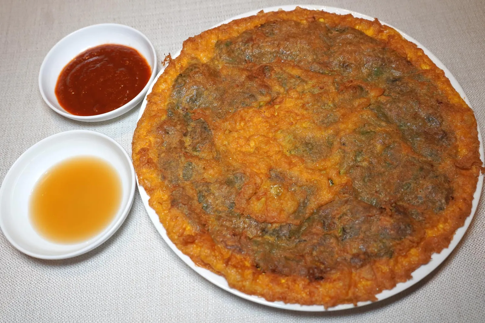 潮州蚝仔烙 (32 SGD++) Pan-fried Flour Omelette with Baby Oyster ไข่เจียวหอยนางรมทอดออกมาฟูกรอบไม่อมน้ำมัน ชิ้นหอยนางรมนุ่มละลายในปากและมีกลิ่นเฉพาะตัวเล็กน้อย แนะนำให้รับประทานกับซอสพริกรสเลิศที่เสิร์ฟมาคู่กัน (14/20)