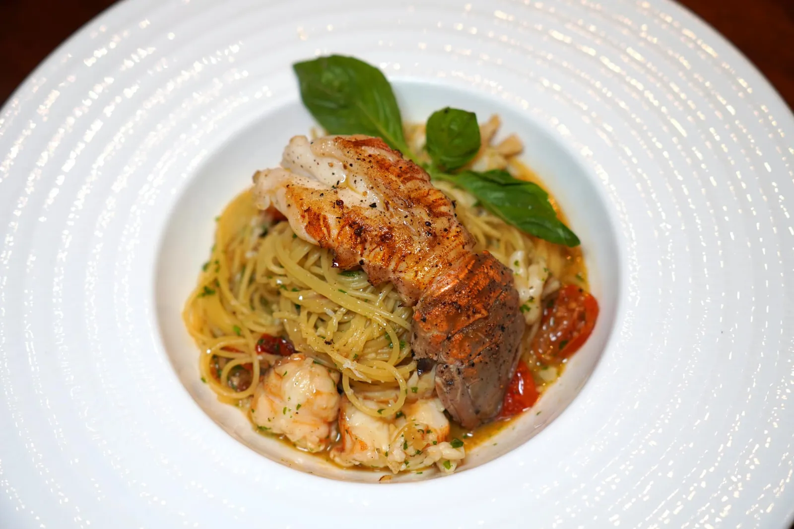 Angel Hair Rock Lobster (650++) Rock lobster tails, garlic, sundried tomatoes, white wine พาสต้าเส้น Angel Hair เรียวบางผัดกับไวน์ขาวพร้อมกับกระเทียมและมะเขือเทศอบแห้งให้ความเปรี้ยวอุมามิ ด้านบนท็อปด้วยเนื้อกั้งชิ้นโตปรุงมาสุกพอดี (11/20)