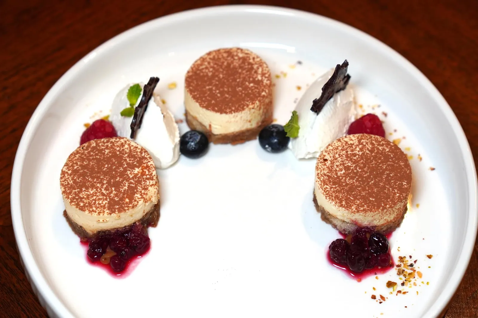 Classic Tiramisu (280++) Mascarpone cream, amaretto, ladyfingers, coffee จบด้วย Pick Me Up หรือขนม Tiramisu ที่มีต้นกำเนิดมาจากเมือง Treviso ทางตอนเหนือของประเทศอิตาลี เชฟใช้ Ladyfinger นุ่มลงในกาแฟ Espresso โดยผสมเหล้า Amaretto มาเพียงเบา ๆ จับคู่กับ Mascarpone Cream และเบอร์รี่รสเปรี้ยวหวาน (12/20)