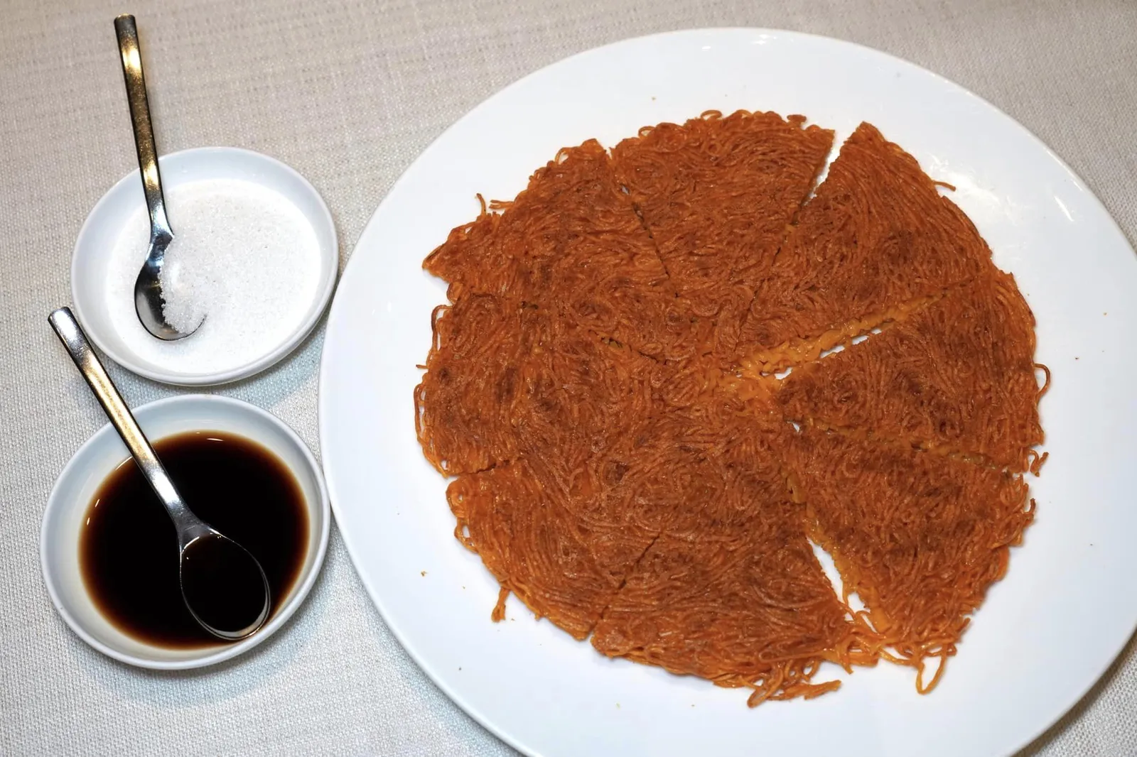 香煎糖醋伊面 (28 SGD++) Crispy E-Fu Noodle Served with Sugar & Vinegar เมนูแนะนำประจำร้านที่ใช้ระยะเวลาการทำประมาณ 1 ชั่วโมงครึ่งคือเส้นหมี่ E-Fu ที่เชฟนำไปนึ่งต่อด้วยการทอดจนกรอบให้สีเหลืองทองสวยงาม เนื้อสัมผัสกรอบนอก นุ่มใน (14/20)