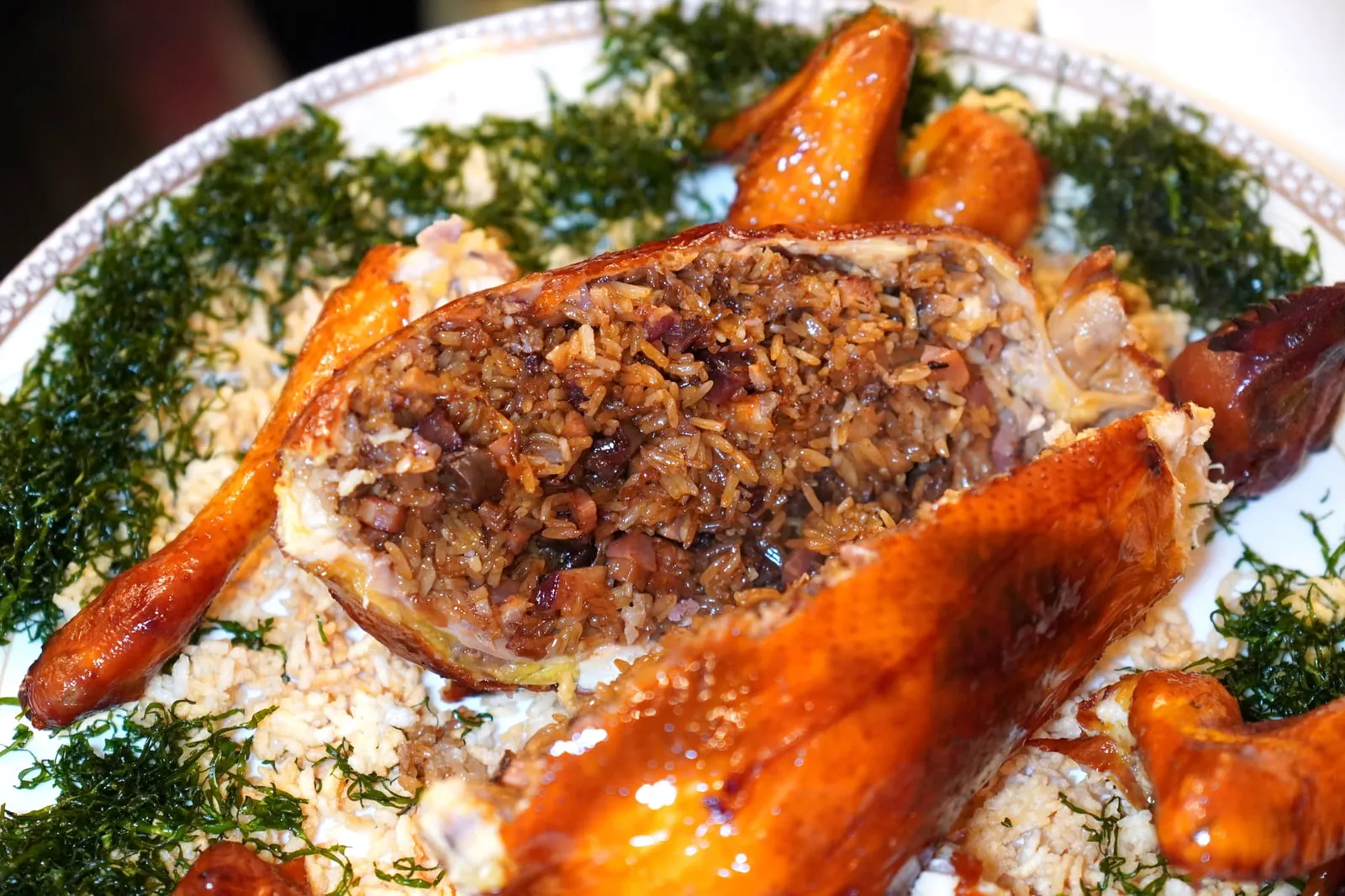 脆皮糯米鸡 (整只) (须提早一天预定) (98 SGD++) Deep-fried Whole Boneless Chicken Filled with Fried Glutinous Rice (Whole) (One-day Advance Order Required) จากนั้นจึงแบ่งให้ลูกค้าแต่ละคนโดยเสริมองค์ประกอบของผักทอดและข้าวพองกรอบช่วยเพิ่มมิติทางเนื้อสัมผัสได้อย่างลงตัว (17/20)