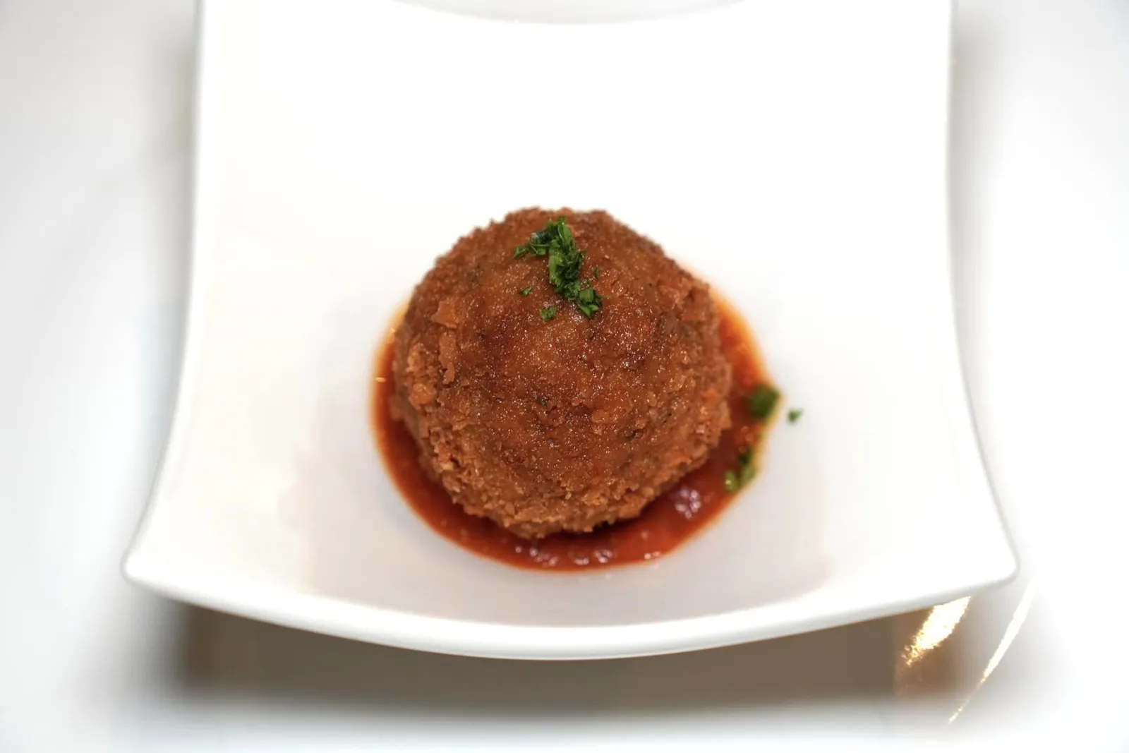 Amuse Bouche Arancini เมนูเรียกน้ำย่อยอย่างแรกเชฟนำเสนอ Arancini ด้านในคือข้าว Risotto คลุกเคล้ากับซอสทรัฟเฟิลจนหอมล้อมรอบด้วยชั้นแป้งกรอบ ๆ ด้านล่างคือ Arrabiata Sauce รสเผ็ดจัดจ้าน (11/20)