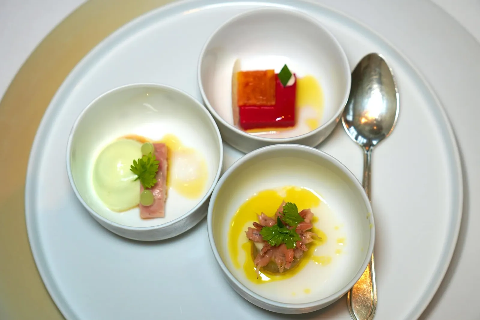 Savoureux apéritifs Beetroot, pineapple, roses Dutch shrimp, La Ratte potato, elderflower Oosterschelde eel, Sambai, celery ห้องอาหาร Inter Scaldes จัดเสิร์ฟเมนูเรียกน้ำย่อยมาพร้อมกัน 3 อย่างเริ่มต้นด้วยองค์ประกอบของ Beetroot สีแดงจับคู่กับองค์ประกอบของสับปะรดสีเหลืองอ่อน ความเอิร์ธของบีทรูทบาลานซ์โทนความเปรี้ยวหวานของสับปะรดได้อย่างลงตัวตกแต่งด้วยอโรมาหอม ๆ ของกุหลาบ จากนั้นคือ Lightly Smoked Eel หรือปลาไหลทะเลท้องถิ่นจาก Oosterschelde ที่เชฟนำไปรมควันเบา ๆ จนได้เนื้อสัมผัสอันแสนนุ่มละมุนจับคู่กับ Celery Espuma สีเขียวนวล สุดท้ายคือมันฝรั่ง La Ratte จับคู่กับ Dutch Shrimp มีลักษณะเป็นกุ้งตัวเล็ก ๆ เนื้อสัมผัสเคี้ยวหนึบตัดกันกับมันฝรั่งเสริมด้วยอโรมาหอม ๆ ของ Elderflower ได้อย่างลงตัว (20/20)