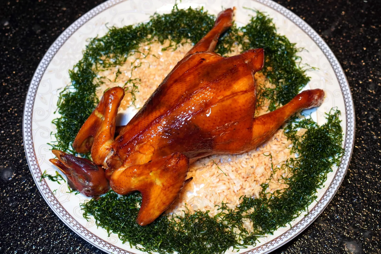 脆皮糯米鸡 (整只) (须提早一天预定) (98 SGD++) Deep-fried Whole Boneless Chicken Filled with Fried Glutinous Rice (Whole) (One-day Advance Order Required) ห้ามพลาดเมนูที่เลื่องชื่อของห้องอาหาร Shang Palace อย่าง Kampong Chicken ที่เชฟเลาะกระดูกและเครื่องในออกจนหมด จากนั้นล้างจนสะอาดแล้วยัดไส้ข้าวเหนียวที่ผ่านการผัดกับ Lup Cheong หรือกุนเชียง ยังมีกุ้งแห้ง กังป๋วย และเห็ด Shiitake ที่ผ่านกระบวนการ Dehydrated จนแห้ง เชฟทาหนังไก่ด้านนอกด้วย Malt Syrup และ Red Vinegar แล้วผึ่งพัดลมนานถึง4 ชั่วโมงจนเครื่องปรุงต่าง ๆ ซึมเข้าเนื้อก่อนจะนำลงทอดมนน้ำมันร้อนจนได้หนังที่บางกรอบตัดกันกับความนุ่มของข้าวเหนียวโดยอาศัยรสชาติหวานของกุนเชียงแบะรสชาติเค็มอุมามิจากองค์ประกอบอื่น ๆ ได้อย่างไร้ที่ติ (17/20)