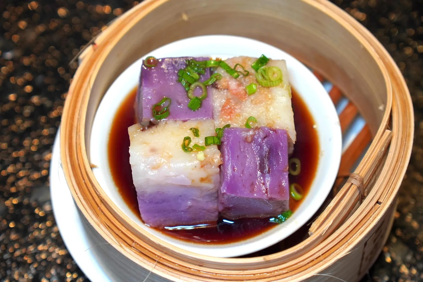 鸳鸯萝卜糕 (3 件) (8 SGD++) Steamed Turnip and Sweet Purple Potato Cakes with Preserved Meat (3 pieces) เค้กนุ่ม ๆ ฝั่งสีม่วงเตรียมมาจากมันหวานในขณะที่ฝั่งสีขาวเตรียมมาจากเทอร์นิป ทั้งชิ้นเค้กที่ผ่านการนึ่งมายังดึงดูดน้ำซีอิ๊วรอบ ๆ เข้าไปอีกด้วย (14/20)