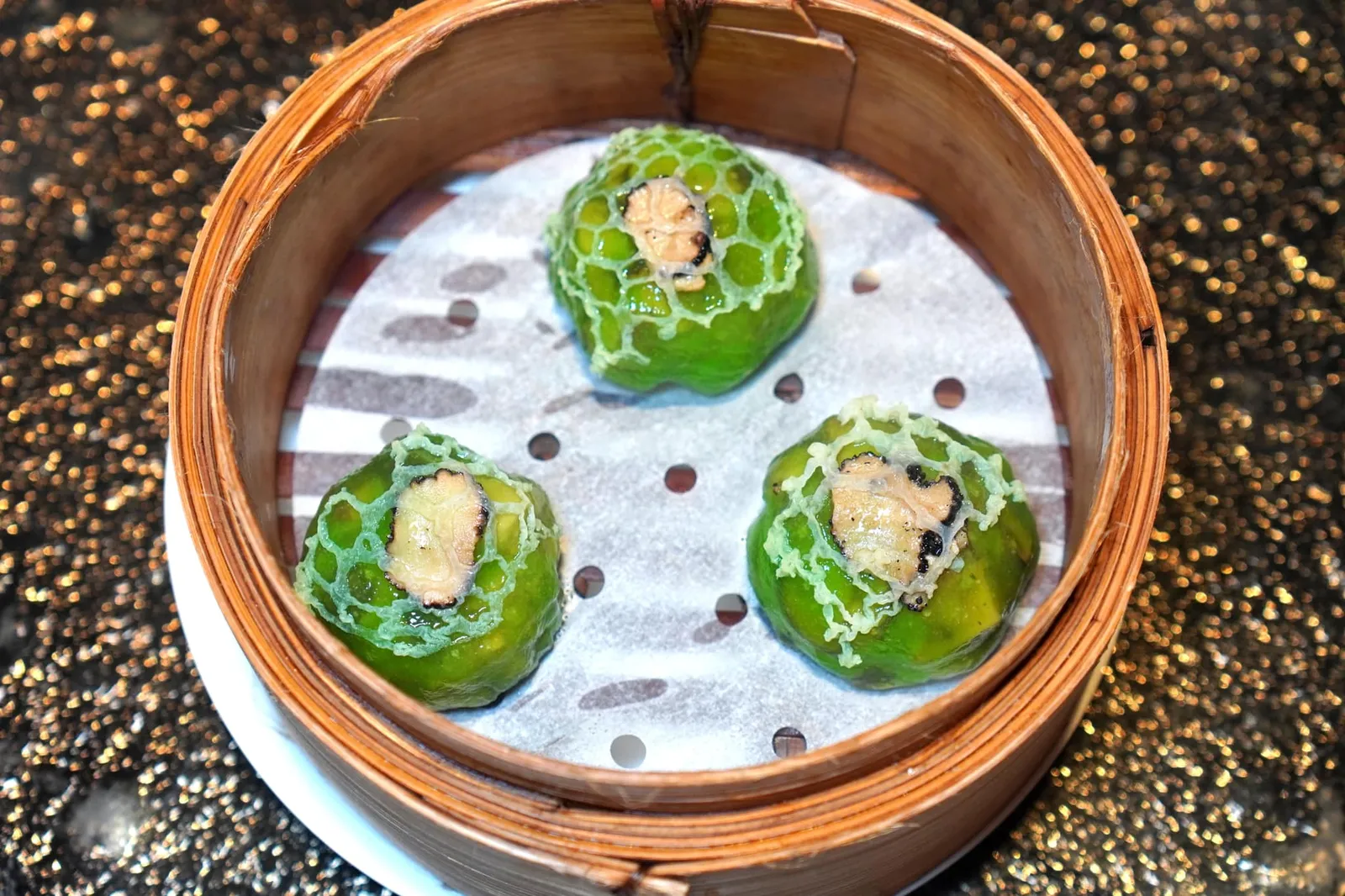 黑松露竹笙上素粿 (3 粒) (9 SGD++) Steamed Crystal Dumplings with Assorted Mushroom, Bamboo Fungus and Black Truffle (3 pieces) เกี๊ยวบาง ๆ ที่มีสีเขียวสดใสราวกับหยกนึ่งมาจนสุกได้ที่ ด้านในสอดไส้เห็ดหลากหลายชนิดให้เนื้อสัมผัสและระดับความนุ่มหนึบที่แตกต่างกัน ด้านบนท็อปด้วย Black Truffle ส่งกลิ่นหอมคละคลุ้งในปากได้อย่างน่าประทับใจ (16/20)