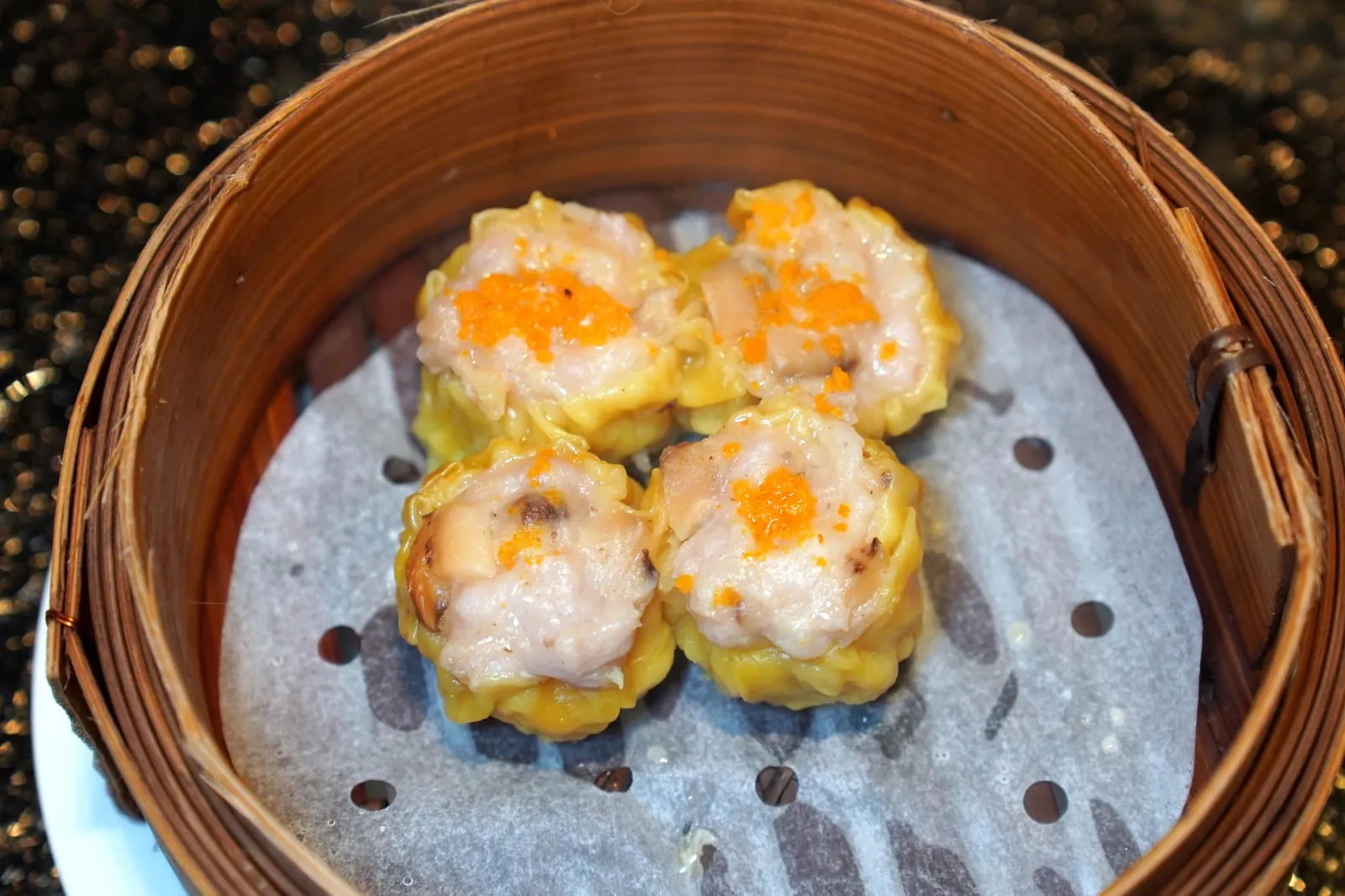 蟹皇蒸烧卖 (4 粒) (10 SGD++) Steamed Siew Mai with Crab Roe (4 pieces) ขนมจีบรสชาติกลมกล่อมล้อมรอบด้วยแผ่นแป้งบาง ๆ ด้านบนท็อปด้วยไข่ปูหอมมัน (15/20)