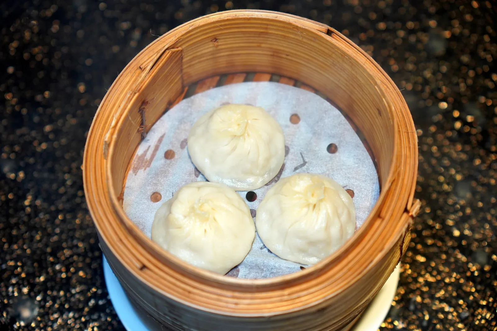 香宫小笼包 (3 粒) (8 SGD++) Shang Palace Xiao Long Bao (3 pieces) เสี่ยวหลงเปาแป้งบางเท่ากันทั้งชิ้น ด้านในเป็นไส้และน้ำซุปหมูร้อน ๆ หอม ๆ ช่วยเปิดมื้ออาหารได้ดีมาก ๆ (14/20)