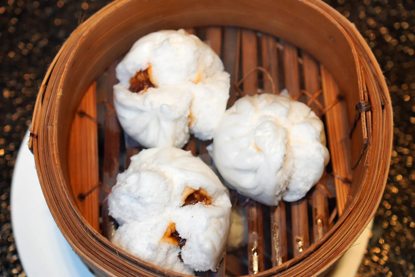 传统豚肉叉烧包 (3 粒) (8 SGD++) Traditional Steamed Barbecued Kurobuta Pork Buns (3 pieces) สุดยอดซาลาเปาหมูแดง แป้งสีขาวด้านนอกฟูนุ่ม ในขณะที่ไส้ตรงกลางเตรียมมาจากหมูคุโรบูตะจนได้เนื้อที่หวานละมุน ควรค่าแก่การจัดเสิร์ฟในห้องอาหารระดับสูงจริง ๆ (15/20)