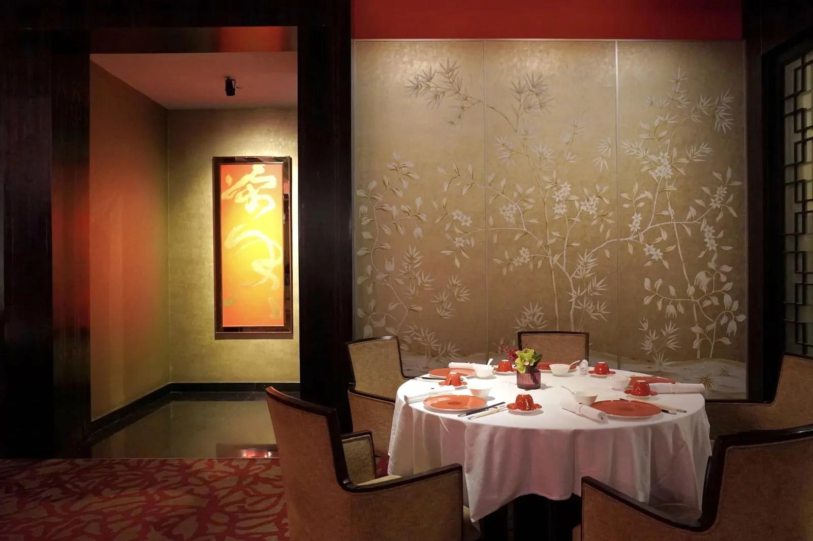 สำหรับเมนูขึ้นชื่อของห้องอาหาร Shang Palace คือรายการ Dim Sum ต่าง ๆ ที่จัดเสิร์ฟเฉพาะในมื้อกลางวันโดยส่วนมากจะมีราคาต่อจานอยู่ที่ประมาณ 8-11 SGD++ เท่านั้นซึ่งถือว่าคุ้มค่ามาก ๆ