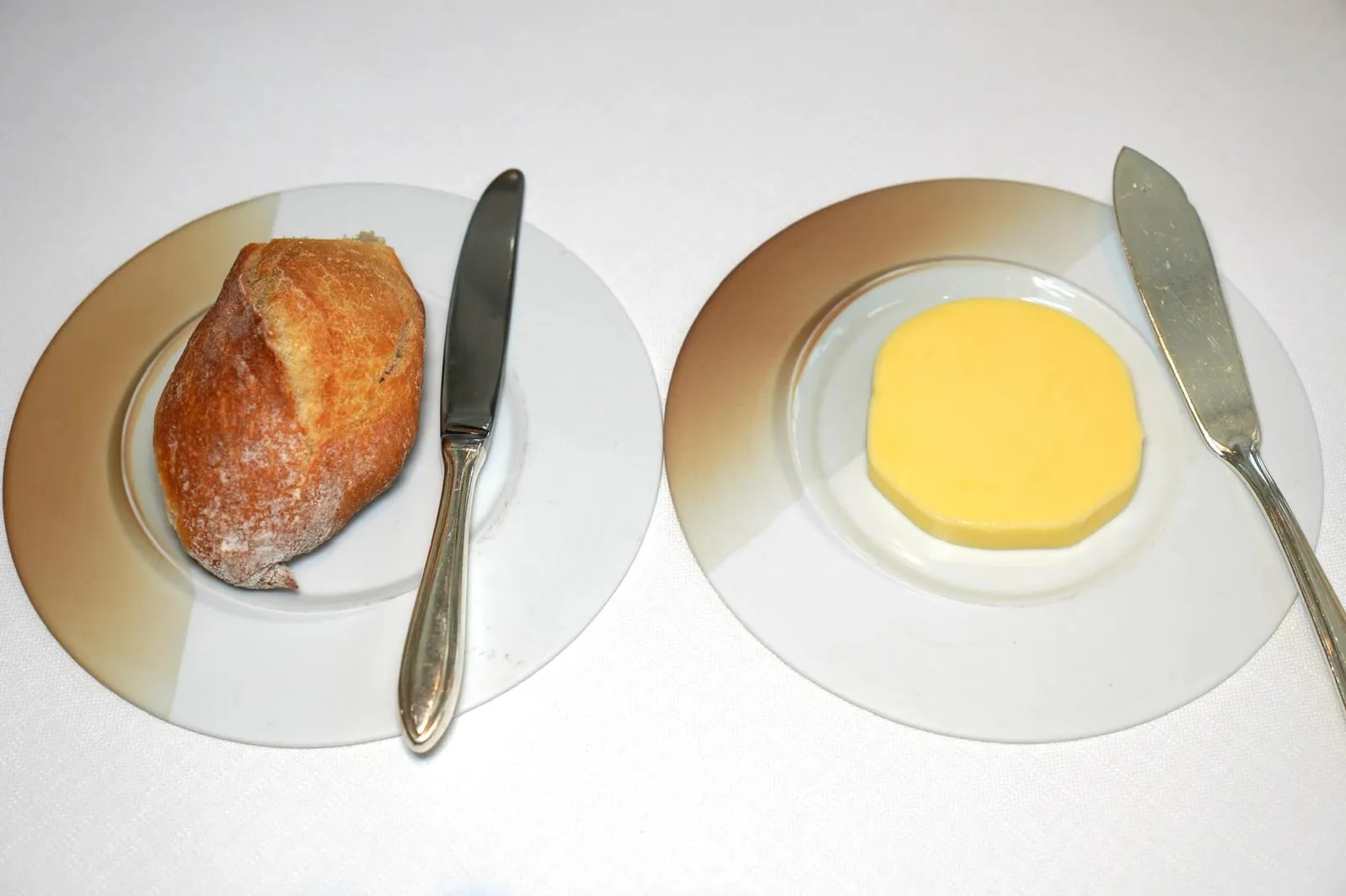 Bread and Butter พนักงานเสิร์ฟมาในจานขนมปังขนาดเล็ก