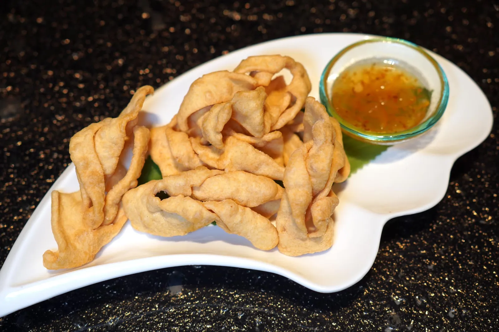 桂花柚子蜜蛋散 (6 件) (8 SGD++) Deep-fried Egg Twists with Osmanthus Pomelo Syrup (6 pieces) ขนมที่เชฟนำไข่ลงทอดจนบิดงอเป็นเกลียวเป็นเมนูที่มีหน้าตาดูเรียบง่ายแต่กลับให้เนื้อสัมผัสทั้งกรอบและละมุนละลายในปากได้อย่างน่าตกใจ ข้างกันคือซอสที่เตรียมมาจากส้มโอและดอกหอมหมื่นลี้ (14/20)