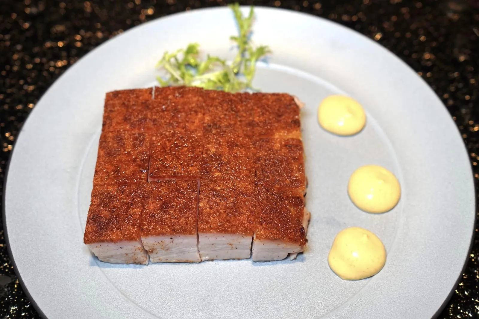 冰烧三层肉 (18 SGD++) Roasted Crispy Pork Belly ขอปักหมุดสุดยอดเมนูคลาสสิคอย่างหมูกรอบที่เตรียมออกมาได้ดีที่สุดร้านหนึ่งในประเทศสิงคโปร์ เนื้อหมูนุ่มคั่นกลางชั้นไขมันฉ่ำ ๆ ในขณะที่หนังด้านบนบางกรอบ เคี้ยวง่าย ไม่เหนียว เสิร์ฟมาคู่กับซอสมัสตาร์ดที่ให้กลิ่นหอมพอเหมาะ ไม่เผ็ดจัดหรือฉุนจนเกินไป (16/20)