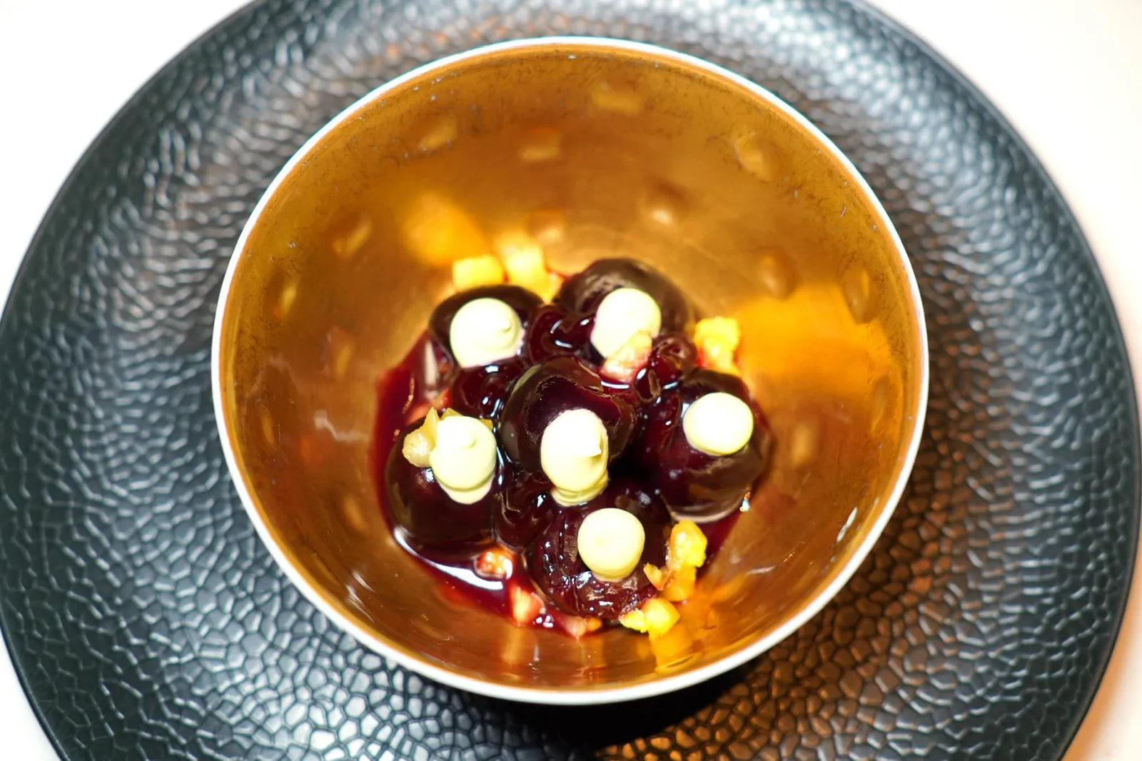 Cherries ’Burlat‘, madeleines, water mint, Victoria pineapple, olive oil ice cream ของหวานจานหลักในวันนี้คือ Burlat Cherries ที่เชฟนำไป Poached ในไวน์แดงจนได้เนื้อสัมผัสที่นุ่มขึ้นและมีกลิ่นเฉพาะตัว ยังมีองค์ประกอบของ Water Mint และ Victoria Pineapple Cream ให้รสเปรี้ยวเบา ๆ และช่วยเรียกความสดชื่นให้กับจาน (20/20)