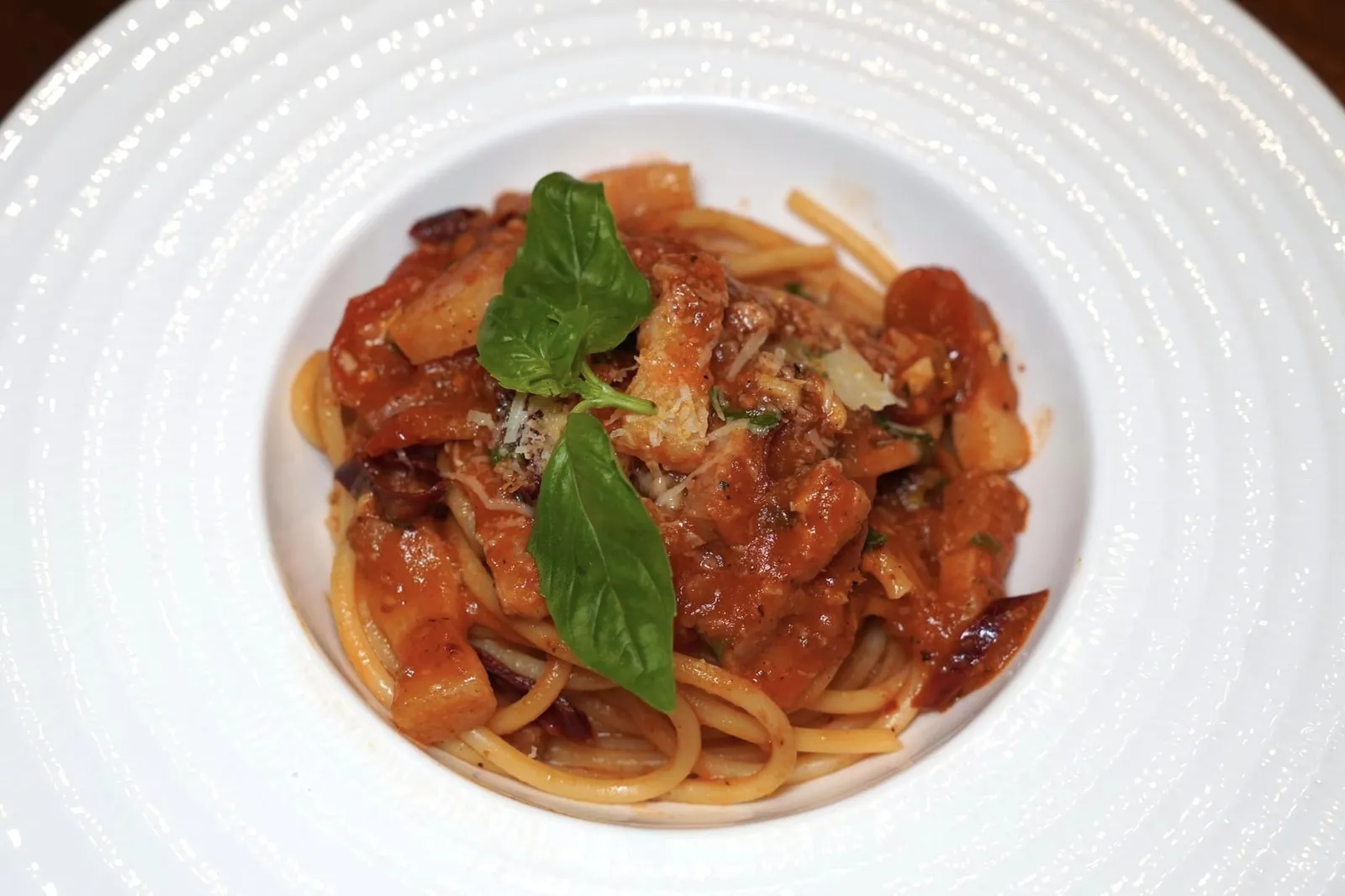 Bucatini al'Amatriciana (500++) Bucatini, sun-dried tomatoes, guanciale, chili flake, tomato sauce, parmesan Bucatini เป็นพาสต้าทรงกลมที่มีจุดเด่นคือรูกลวงตรงกลางทำให้รับประทานกับน้ำซอสได้เต็มปากเต็มคำยิ่งขึ้น เชฟเสิร์ฟมากับ Guanciale หรือแก้มหมูอิตาลีของแท้ให้ความหอมมันเฉพาะตัวรอบ ๆ คือซอส Amatriciana รสชาติเผ็ดจัดจ้านโดยมีความเปรี้ยวอุมามิจากมะเขือเทศอบแห้งนั่นเอง (11/20)