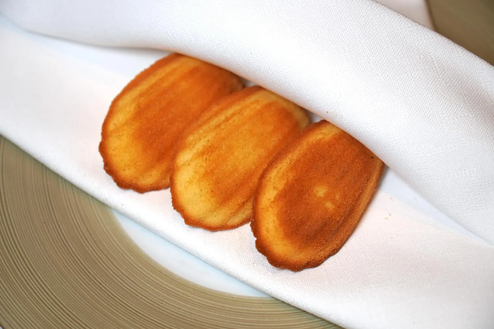 Cherries ’Burlat‘, madeleines, water mint, Victoria pineapple, olive oil ice cream สุดท้ายคือขนม Madeleines เสิร์ฟแยกมาต่างหากอีกด้วย (20/20)