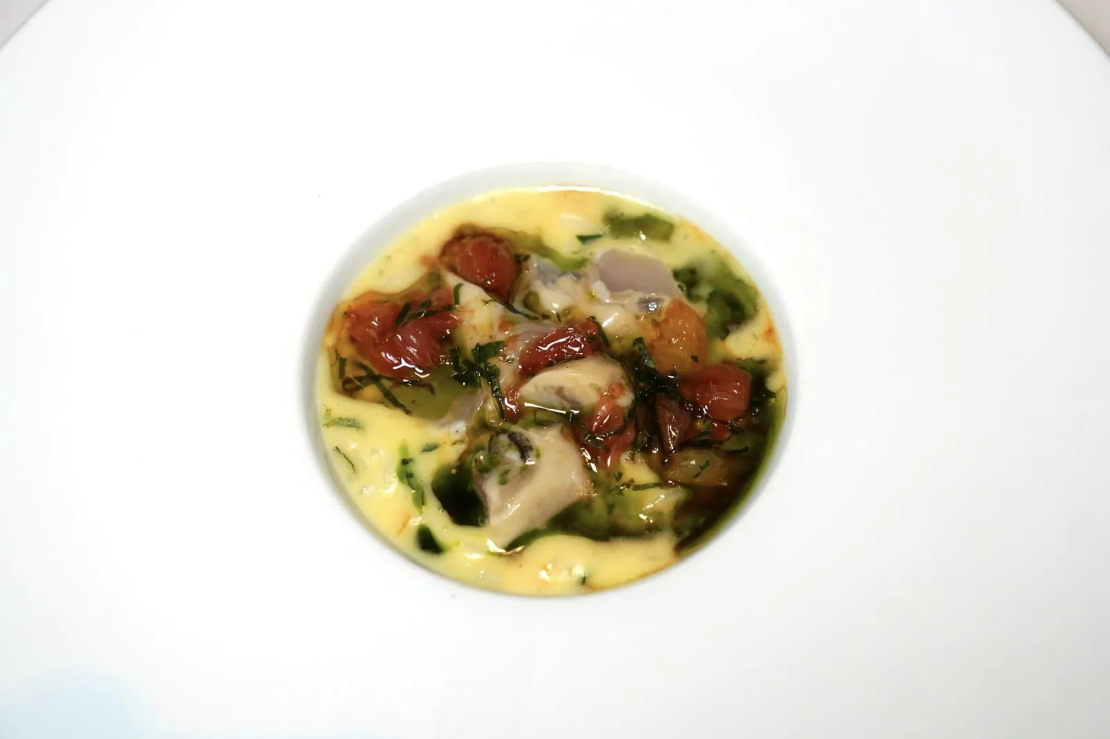 Risotto ’Acquerello‘, oyster ’Umami‘, citrus, oregano, Baratte Butter Acquerello เป็นข้าวสายพันธุ์ Carnaroli ที่เติบโตและเก็บเกี่ยวโดยครอบครัว Rondolino ก่อนจะนำมาพักเก็บเอาไว้นานกว่า 1 ปีจนได้ออกมาเป็นข้าว Risotto คุณภาพสูงทั้งยังได้ครับความนิยมจากเชฟและห้องอาหารชั้นนำทั่วโลก เชฟ Jannis Brevet นำข้าวมาปรุงกับเนย Barette Butter และ Oregano เสริมด้วยความเปรี้ยวจาก Citrus ที่เตรียมมาเป็นซอส Vinaigrette และความ Aromatic ของ Parsley Oil องค์ประกอบด้านบนคือ Oyster ’Umami‘ ที่เตรียมออกมาได้นุ่มจนเกิดมิติทางเนื้อสัมผัสกับเมล็ดข้าวได้อย่างลงตัว (18/20)