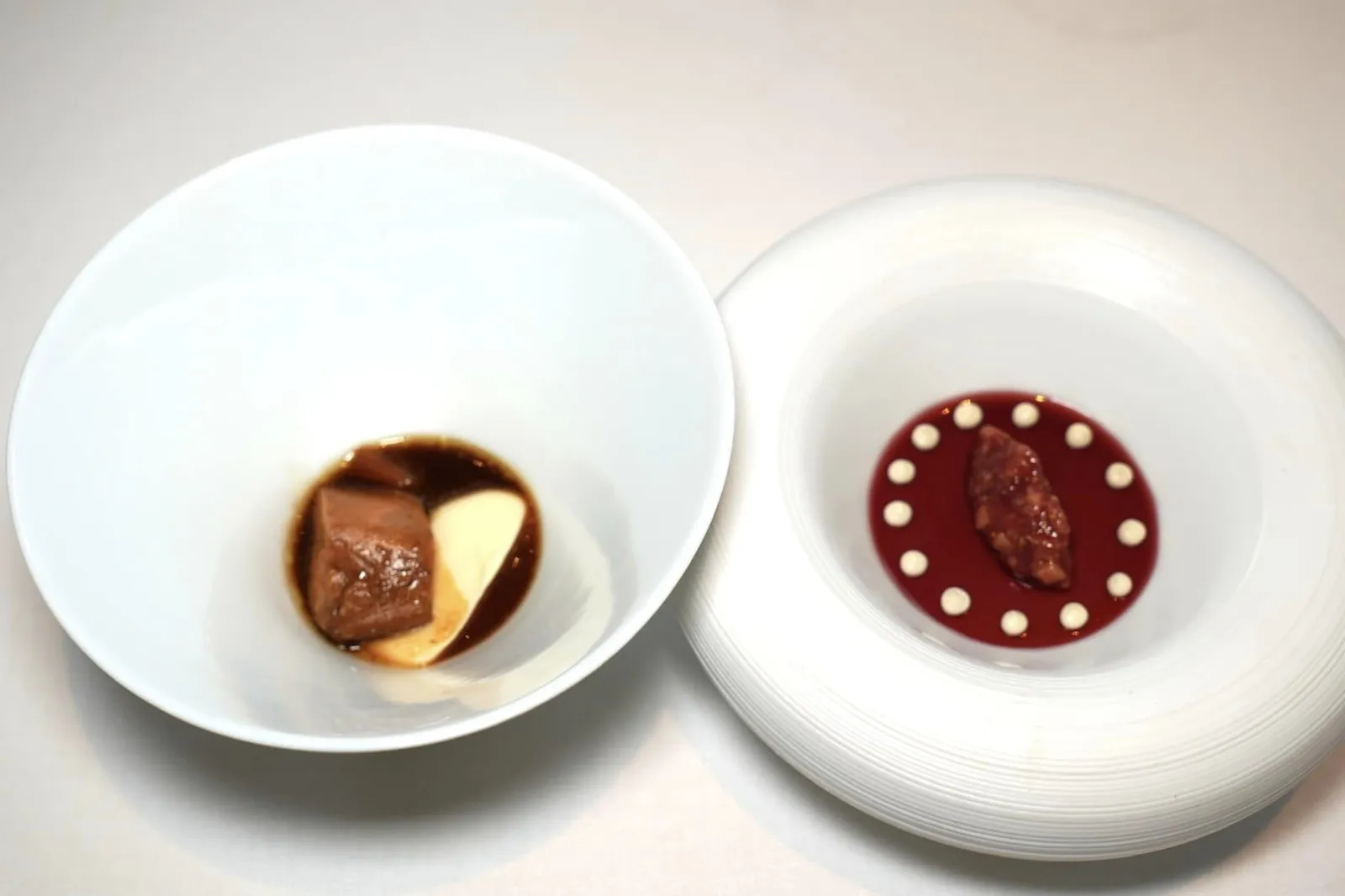 Duck foie gras (bio) 2 preparations Figs ’Rouge de Bordeaux‘ Mocha, cauliflower, chocolate, rhubarb หนึ่งในคอร์สที่กลายมาเป็นสัญลักษณ์ของห้องอาหาร Inter Scaldes คือการนำเสนอ Duck Foie Gras ออกมาใน 2 รูปแบบที่แตกต่างกันซึ่งไอเดียในการรังสรรค์จะเปลี่ยนไปเรื่อย ๆ ตามแต่ละช่วงของปี (20/20)