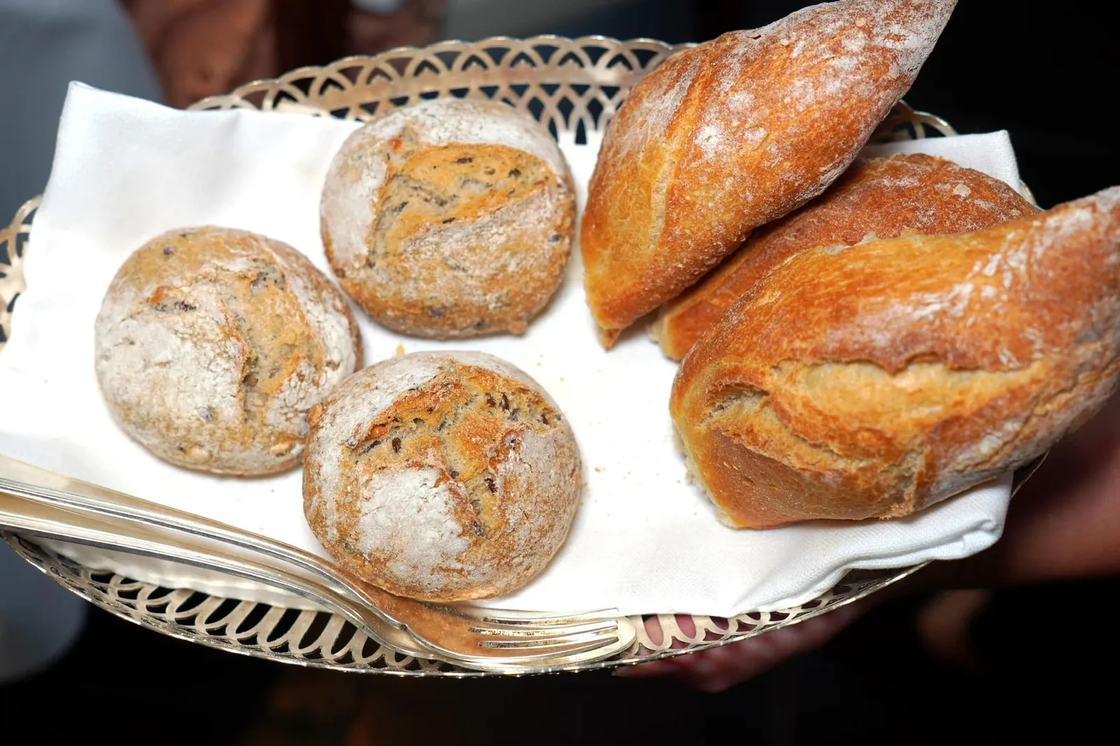 Bread and Butter ทางร้านมีขนมปังให้เลือก 2 อย่างคือ White Bread และ Sourdough
