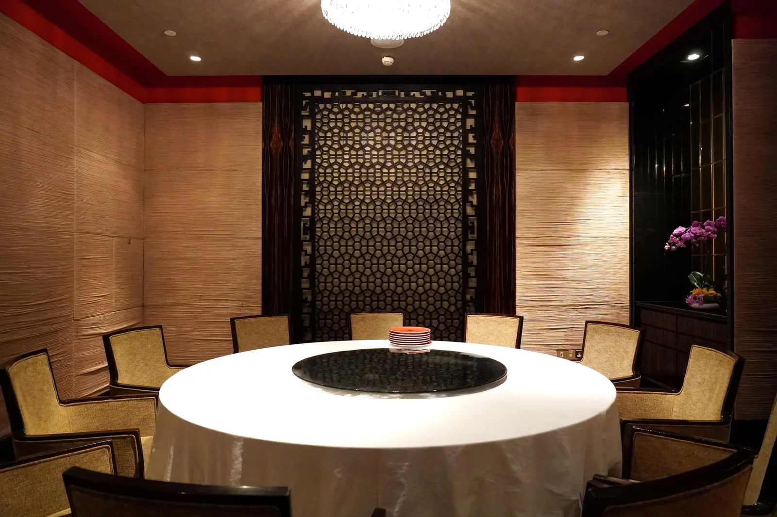 สำหรับใครที่มาเป็นกลุ่มทางร้านยังมีห้องส่วนตัวสำหรับให้บริการโดยมีเงื่อนไขคือยอดค่าใช้จ่ายต้องเกินเกณฑ์ที่กำหนดอีกด้วย