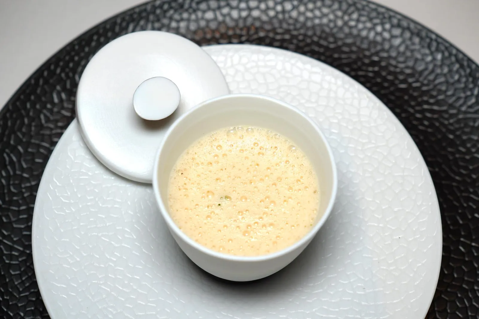 Razor Shell Cappuccino, mung bean, Jerusalem artichoke, lovage จากนั้นคือคอร์สซุปโดยเชฟนำเสนอ Razer Shell Cappuccino หรือซุปอุ่น ๆ ที่เตรียมมาจากหอยไม่ไผ่หรือหอยหลอดควบคู่ได้ชิ้นหอยขนาดพอดีคำที่เตรียมมาอย่างดีให้เนื้อสัมผัสนุ่มเด้งไร้ที่ติ (20/20)