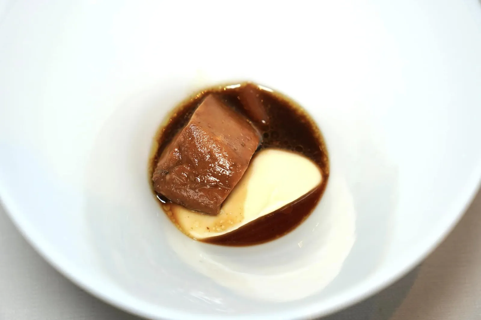 Duck foie gras (bio) 2 preparations Figs ’Rouge de Bordeaux‘ Mocha, cauliflower, chocolate, rhubarb ในครั้งนี้เชฟนำเสนอ Warm Preparation โดยการนำ Foie Gras ตับเป็ดไป Poached จนได้เนื้อสัมผัสอันนุ่มละมุนและครีมมี่ ข้างกันคือครีมที่ทำมาจากกะหล่ำดอกเสริมด้วยความหอมของ White Chocolate จับคู่กับ Mocha Sauce หรือซอสที่เตรียมมาจากกาแฟรสชาติเข้มข้น สุดท้ายองค์ประกอบด้านล่างคือ Rhubarb Compote ช่วยตัดความมันและเค็มไม่ให้โดดจนเกินไป (20/20)