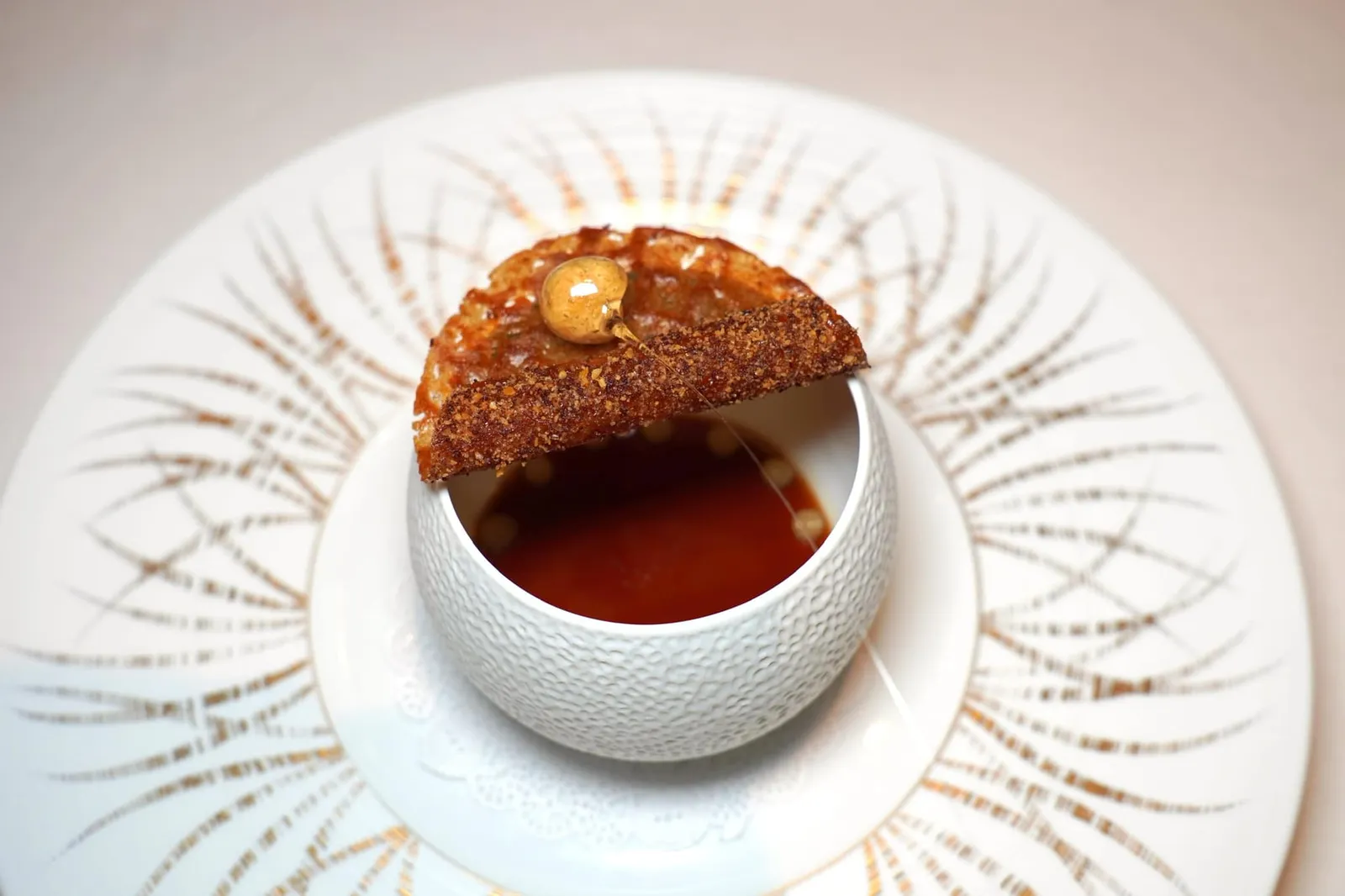Buddha finger Mascarpone, Bambú, orange, hazelnut ล้างปากด้วย Pre-Dessert นำเสนอมาเป็นเลเยอร์มั้งหมด 3 ชั้นเริ่มจาก Bambú หรือชั้นของกาแฟเข้มข้น ถัดมาคือชั้นของ Mascarpone Cheese หอมมัน ด้านล่างสุดคือชั้นของ Buddha Finger มะนาวนิ้วมือให้รสเปรี้ยวมาตัดกันกับความเข้มของกาแฟได้อย่างลงตัว ด้านบนท็อปด้วยคุกกี้ที่เชฟเตรียมมาจากส้มและมะกอกรวมไปถึง Sugar Hazelnut เคลือบน้ำตาลมาเป็นริ้วยาว ๆ สวยงามมาก ๆ (19/20)