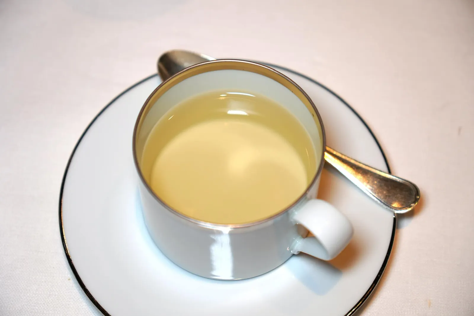 Coffee & Tea เราขอแนะนำให้จบมื้ออาหารด้วยชาหรือกาแฟสักแก้วอย่างน้อย 1 คนในโต๊ะเพราะธรรมเนียมของห้องอาหารในประเทศเนเธอแลนด์อาจไม่นำเสิร์ฟ Mignardises กับโต๊ะที่ไม่สั่งเรรื่องดื่มปิดท้ายนั่นเอง