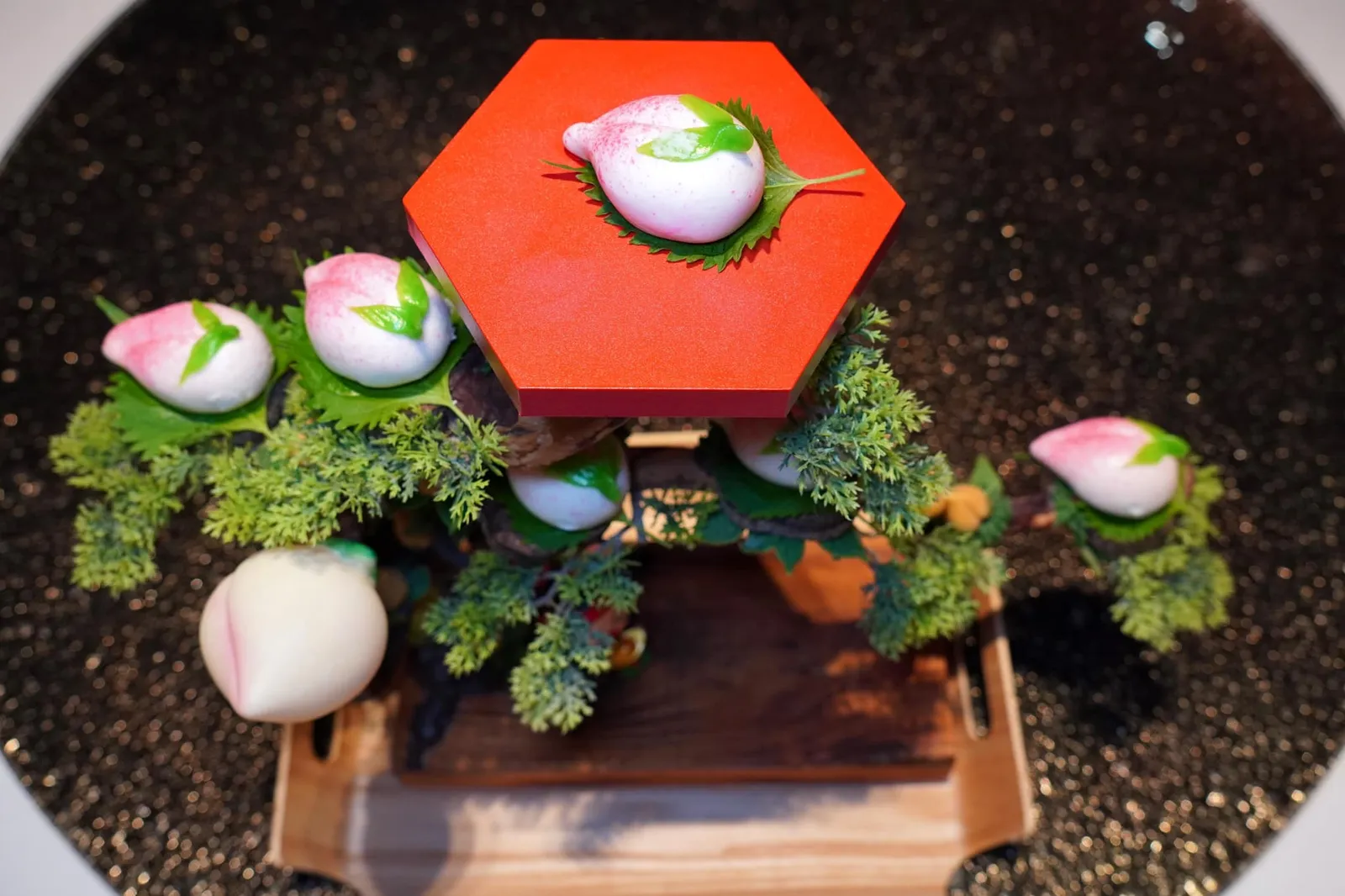 莲蓉寿桃 (每件) (2.5 SGD++) Longevity Peach Bun (per piece) สำหรับใครที่ไปเฉลิมฉลองในโอกาสพิเศษสามารถแจ้งกับร้านตั้งแต่ตอนจองเพื่อรับขนมซิวท้อที่มีลักษณะเป็นแป้งซาลาเปานุ่ม ๆ ด้านในสอดไส้เมล็ดบัวกวนละเอียด รสชาติหวานกลมกล่อม (14/20)