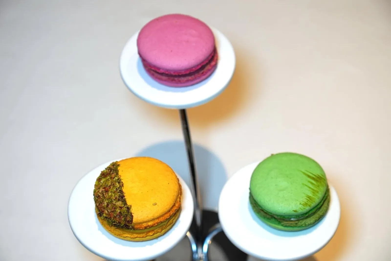 Mignardises ปิดท้ายมื้ออาหารด้วย Mignardises เสิร์ฟมาพร้อมกันหลายอย่างเริ่มต้นด้วย Macarons ชิ้นแรกสีเขียวที่เตรียมมาจาก Basil ชิ้นถัดมาสีเหลืองทำมาจากมะม่วงสุก และสีชมพูทำมาจากราสเบอร์รี่
