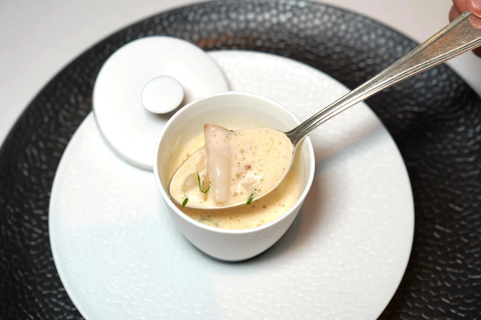 Razor Shell Cappuccino, mung bean, Jerusalem artichoke, lovage เชฟเพิ่มมิติทางเนื้อสัมผัสด้วยการใส่ถั่วเหลือง แก่นตะวัน และโลวาจพืชซึ่งเป็น Root Vegetable ลงมาอีกด้วย (20/20)