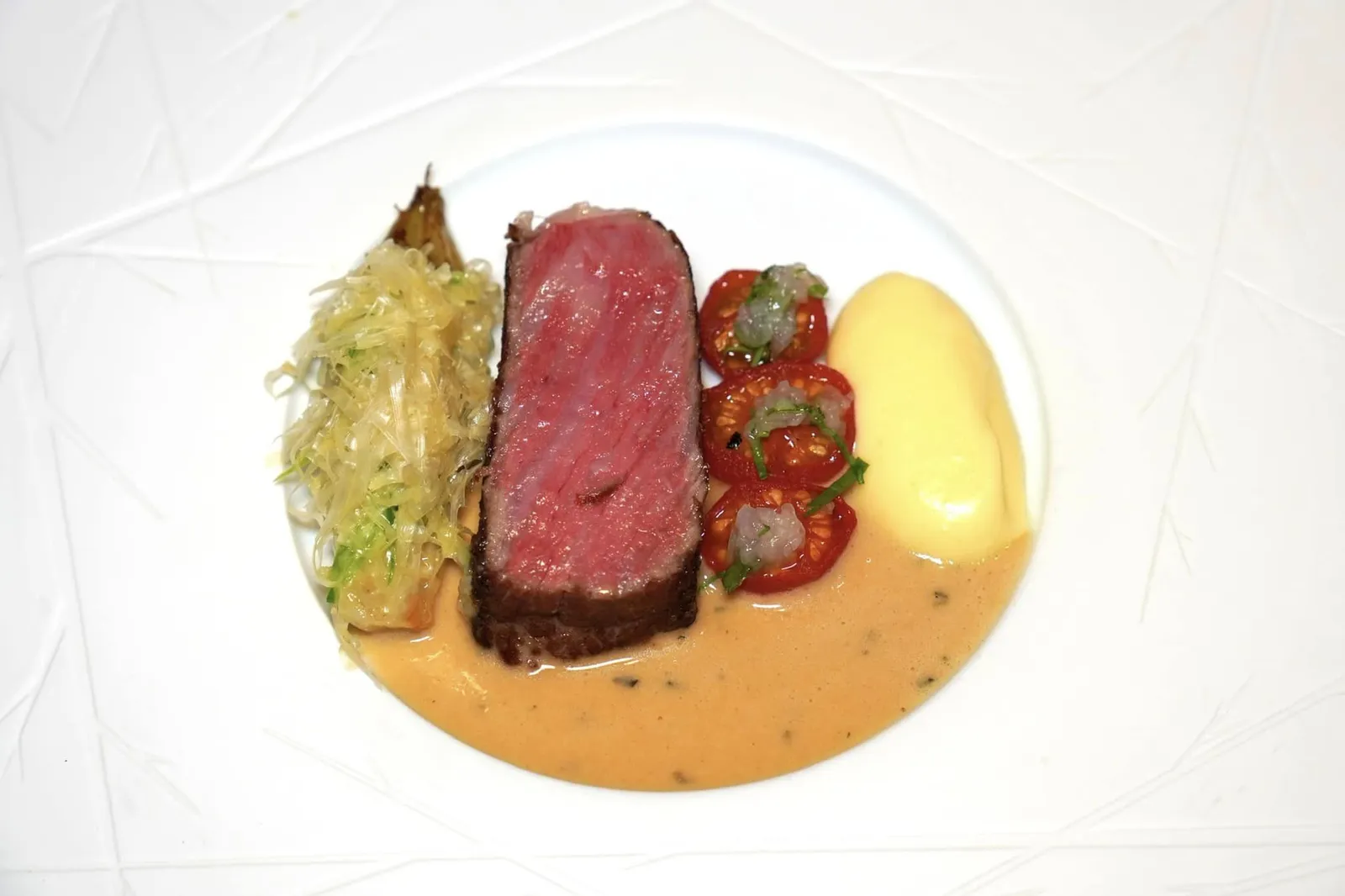 Wagyu no. 4 Savory, ’Parmigiano Reggiano‘, Menton lemon, cabbage สำหรับ Main Course เชฟนำเสนอเนื้อวัว Wagyu ระดับ A4 เสิร์ฟมาที่ความสุกระดับ Medium Rare ด้วยความที่เป็น Wagyu A4 ทำให้ชิ้นเนื้อมีระดับความมันที่พอเหมาะ ข้างกันคือ Chicory ท็อปด้านบนด้วย Montbéliarde Cheese จากพื้นที่แถบ Haute-Savoie ของประเทศฝรั่งเศส ฝั่งขวามือคือ Honey Tomato รสชาติเปรี้ยวอุมามิท็อปด้านบนด้วยวัตถุดิบระดับโลกอย่าง Lemon จากนคร Menton ในพื้นที่แถบ Côte d'Azur ของประเทศฝรั่งเศสช่วยเพิ่มมิติของความเปรี้ยวให้ลุ่มลึกมากยิ่งขึ้นแล้วค่อย ๆ บาลานซ์ด้วย Potato Cream อันแสนละมุน สุดท้ายคือองค์ประกอบของซอสที่เตรียมมาจาก Parmigiano Reggiano หรือสุดยอดชีสคุณภาพสูงจากประเทศอิตาลีให้รสชาติที่เข้มข้นเข้ากันกับเนื้อวัว Wagyu ได้อย่างไร้ที่ติ (20/20)