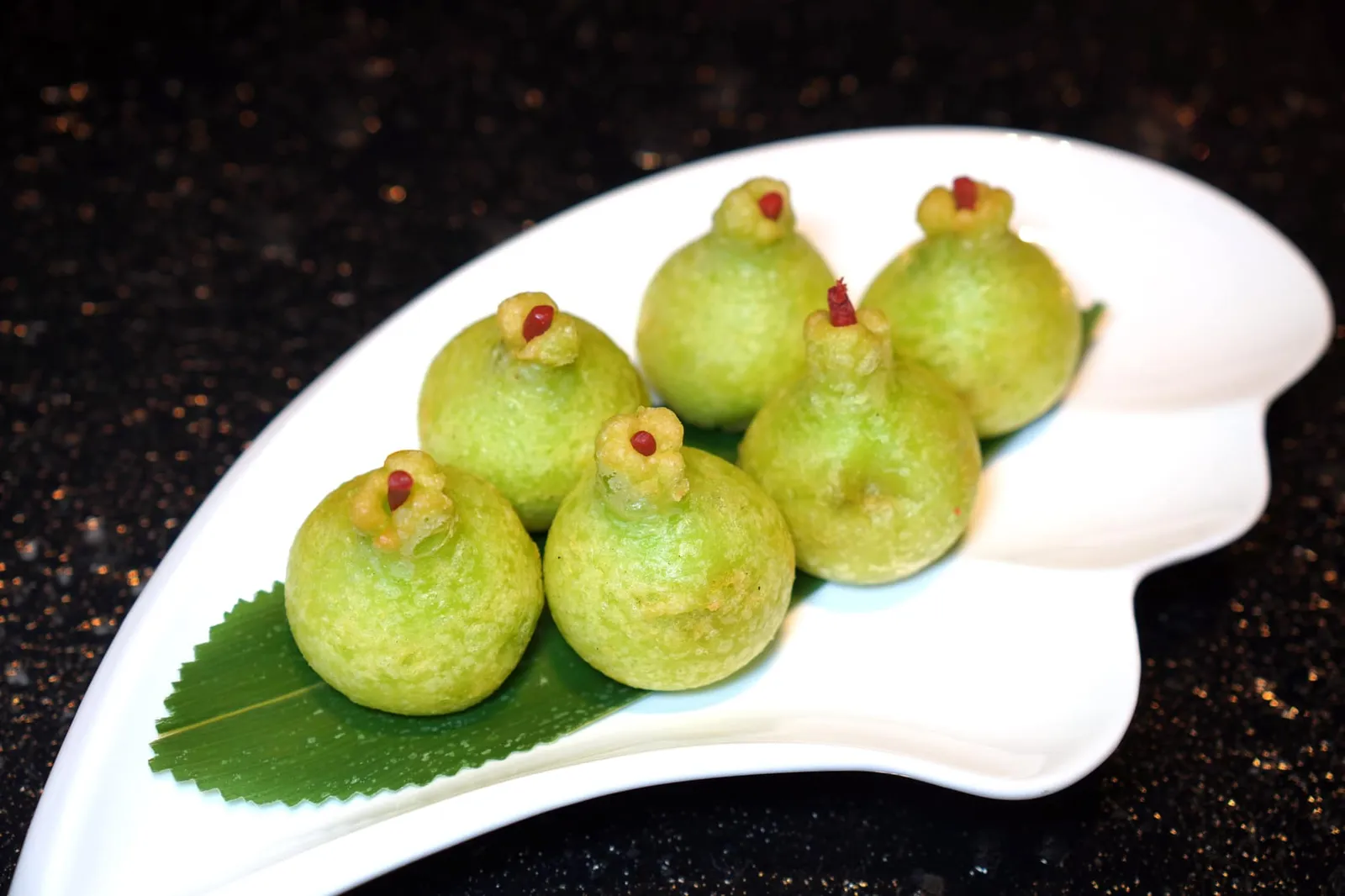 梨香咸水角 (3 件) (9 SGD++) Deep-fried Glutinous Rice Flour Dumplings with Chicken and Shrimp in Pear Shape (3 pieces) ติ่มซำแบบทอดสีเขียวรูปลูกแพร์ที่มีเนื้อสัมผัสเบาบางราวกับฟองน้ำ ด้านในสอดไส้เนื้อเนื้อกุ้งและเนื้อไก่รสชาติหวานละมุน (16/20)