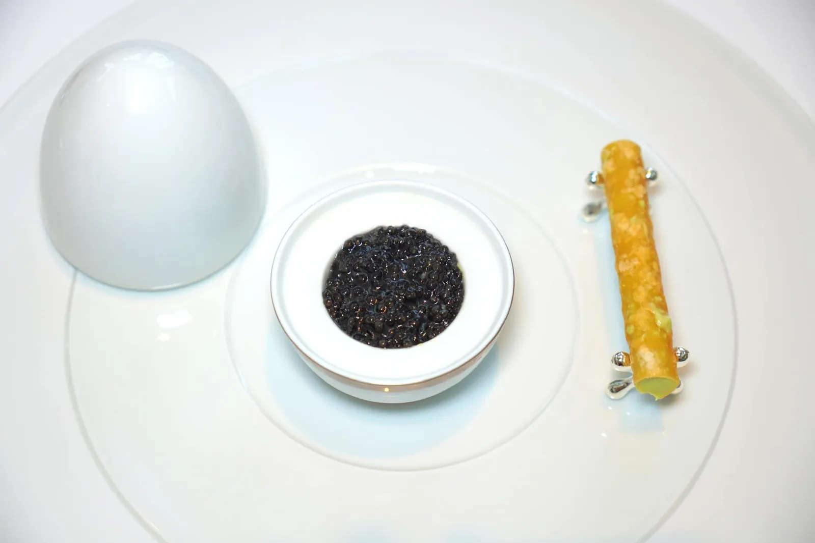 Caviar Fabergé egg, North Sea crab, Solange avocado Fabergé Egg หรือไข่ฟาแบร์เชคืองานอัญมณีรูปไข่ที่มีชื่อเสียงโด่งดังมากในประวัติศาสตร์ของประเทศรัสเซีย ในที่นี้เชฟเลือกใช้รูปลักษณ์ของ Fabergé Egg ในการนำเสนอวันถุดิบล้ำค่าอย่าง Caviar คุณภาพดีให้รสชาติเค็มเบา ๆ จับคู่กับองค์ประกอบด้านล่างคือเนื้อปู Noordzeekrab ซึ่งเป็นหนึ่งในวัตถุดิบชั้นสูงระดับโลกของประเทศเนเธอแลนด์ ตรงกลางคือเลเยอร์ของ Solange Avocado หอมมันช่วยเชื่อมเนื้อสัมผัสของอีกสององค์ประกอบเข้าด้วยกัน ฝั่งขวามือคือ Cylinder หรือแท่งทรงกระบอกกรอบ ๆ ทำมาจาก Parmesan Cheese ภายในบรรจุ Solange Avocado อันแสนนุ่มละมุนอีกเช่นกัน (19/20)