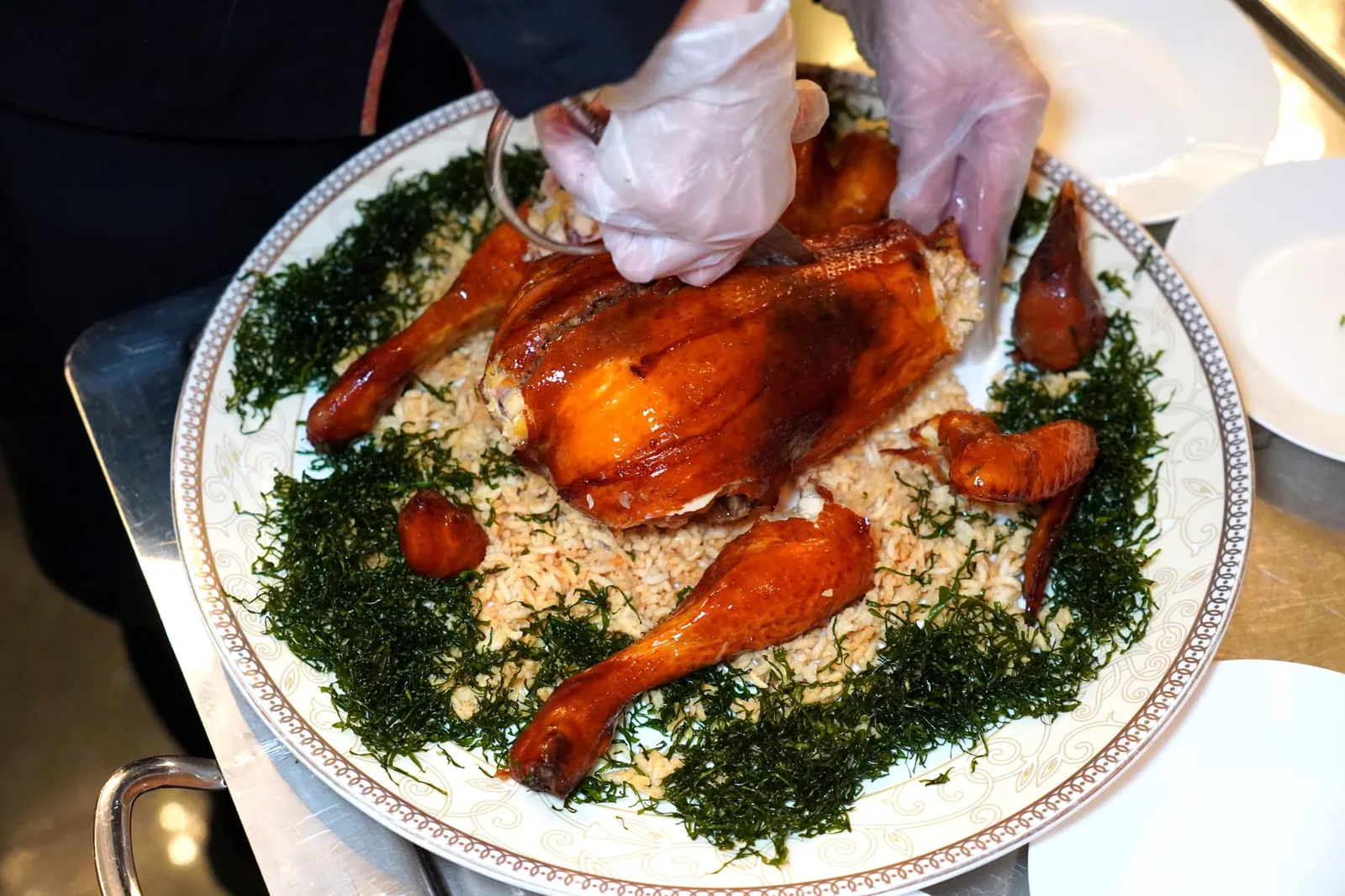 脆皮糯米鸡 (整只) (须提早一天预定) (98 SGD++) Deep-fried Whole Boneless Chicken Filled with Fried Glutinous Rice (Whole) (One-day Advance Order Required) ขณะนำเสิร์ฟพนักงานจะมาทำการตัดและแล่ชิ้นไก่ให้ที่โต๊ะ (17/20)