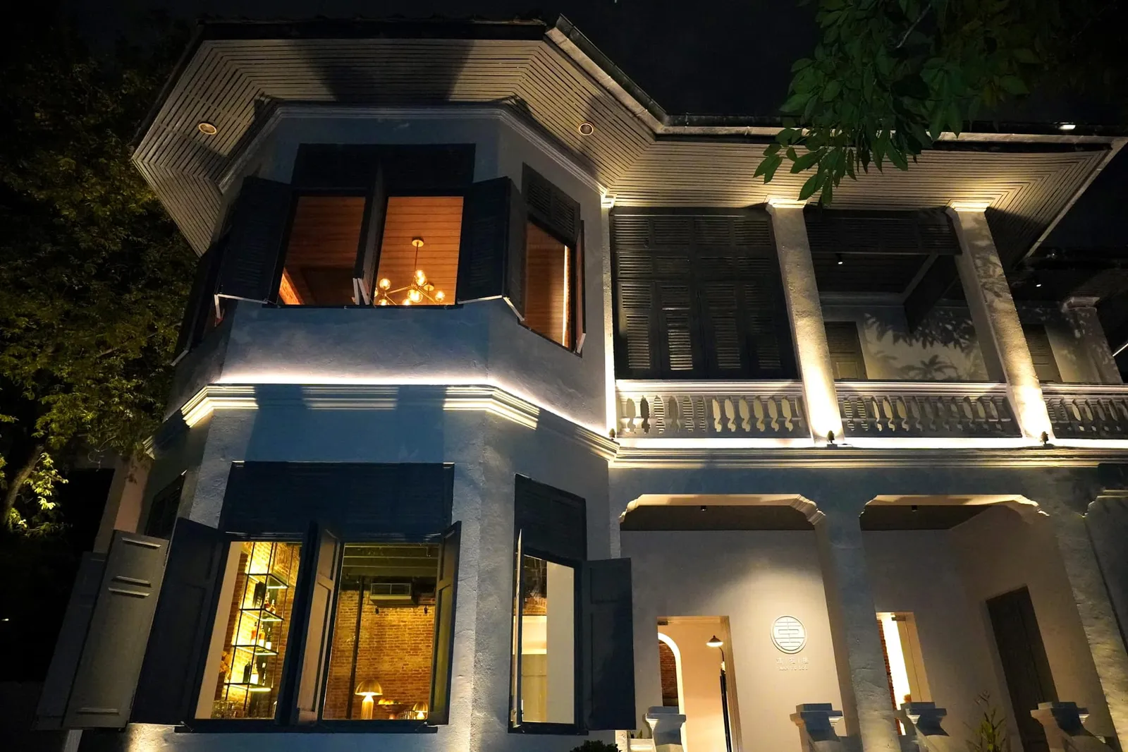 ตัวร้านตั้งอยู่ในย่านสี่พระยาโดยลูกค้าต้องขับรถเลี้ยวเข้ามาในซอยเล็ก ๆ ก่อนจะพบกันอาคารโบราณสไตล์โคโลเนียล 2 ชั้นอายุเกินกว่า 100 ปี