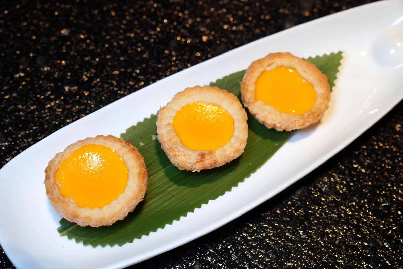 酥皮蛋挞 (3 件) (7 SGD++) Baked Mini Egg Tarts (3 pieces) ทาร์ตไข่ขนาดจิ๋วเตรียมมาในสไตล์มาเก๊า แป้งกรอบฟู เนื้อคัสตาร์ดไข่แดงตรงกลางนุ่มให้รสชาติหวานละมุน (14/20)