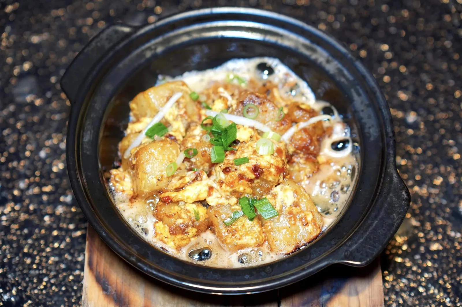 极品醬炒萝卜糕 (10 SGD++) Fried Turnip Cake, Spicy XO Sauce ขนมผักกาดเสิร์ฟมาในหม้อดินขนาดพอแบ่งกันชิมได้ 3-4 คน ทุกชิ้นกรอบนอกนุ่มในเสริมด้วยรสเผ็ดของซอส XO และความหอมของไข่และต้นหอมที่คลุกมาด้วยกัน (15/20)