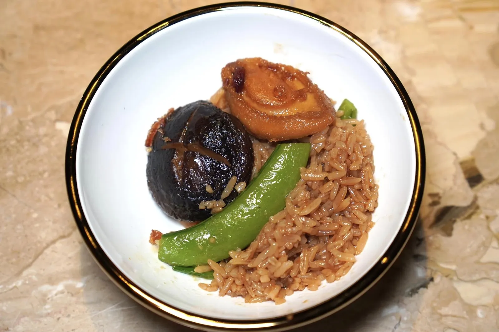 ข้าวอบจักพรรดิ์ (6,900+) Emperor Baked Rice with Abalone ถึงราคาอาจดูค่อนข้างสูงแต่ปริมาณข้าวและหอยเป่าฮื้อที่ให้มาก็มากพอสำหรับแบ่งกันชิมได้ 6-8 คนเลยทีเดียว