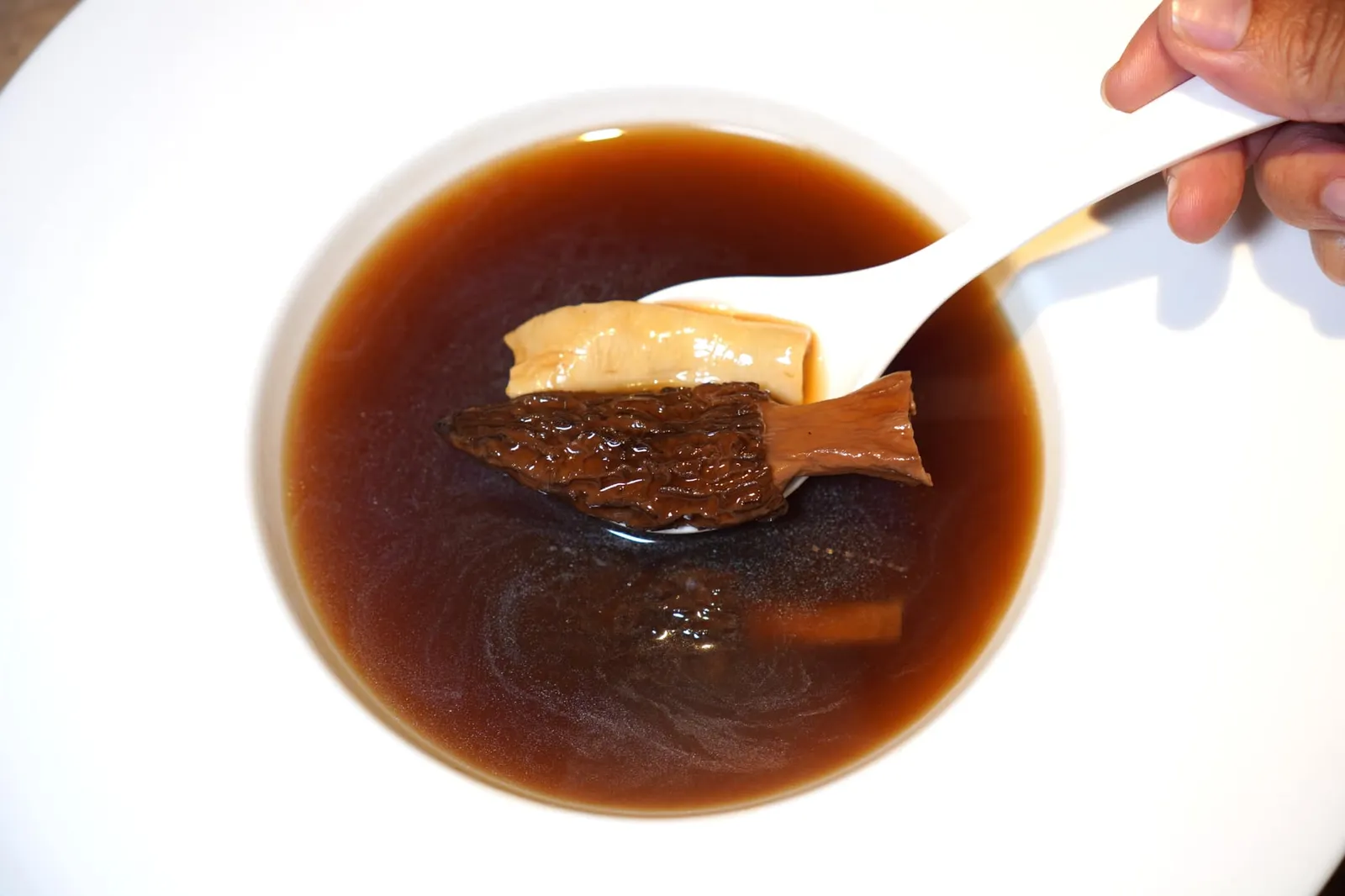 กระเพาะปลาน้ำแดงเห็ดมอเรล (950+) Fish Maw with Morel Mushroom in Brown Soup อีกหนึ่งเมนูเด็ดที่ควรค่าแก่การลิ้มลองคือกระเพาะปลาสดนุ่ม ๆ ตุ๋นในน้ำซุปรสชาติกลมกล่อมโดยมีเห็ดมอเรลหนึบ ๆ ช่วยเสริม Earthy Flavour ที่พอเหมาะ เชฟเสิร์ฟมาร้อน ๆ ซดแล้วคล่องคอมากจริง ๆ
