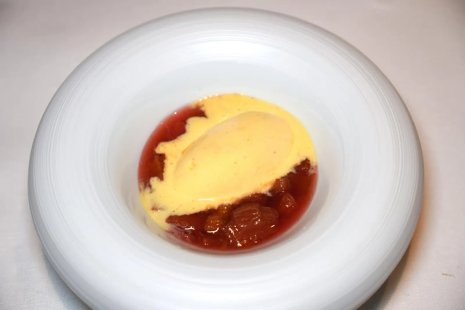 Soufflé Bourbon vanilla, cottage cheese, raspberry rhubarb อีกหนึ่งเสิร์ฟคือ Rhubarb Compote รสหวานเปรี้ยวหวานท็อปด้านบนด้วย Champagne Ice Cream ช่วยเรียกความสดชื่นได้ดีมาก ๆ (19/20)