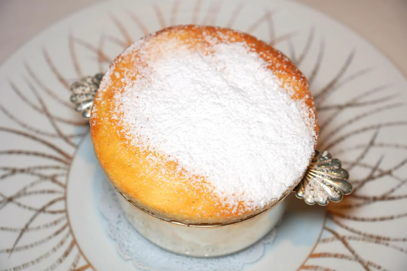 Soufflé Bourbon vanilla, cottage cheese, raspberry rhubarb เมนูขนมที่เชฟแนะนำคือ Soufflé เตรียมมาจาก Bourbon Vanilla นุ่มฟูโรยด้วย Icing Sugar ให้รสชาติหวานที่พอเหมาะ (19/20)