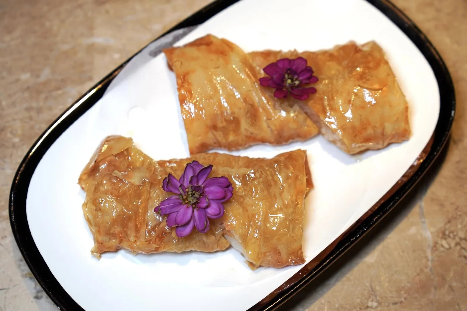 ฟองเต้าหู้ทอด (180+) Deep Fried Bean Curd Skin with Shrimp ฟองเต้าหู้ทอดออกมาแบบไม่อมน้ำมัน ด้านในสอดไส้เนื้อกุ้งสด ๆ ตัดกันกับความกรอบของฟองเต้าหู้ได้อย่างลงตัว