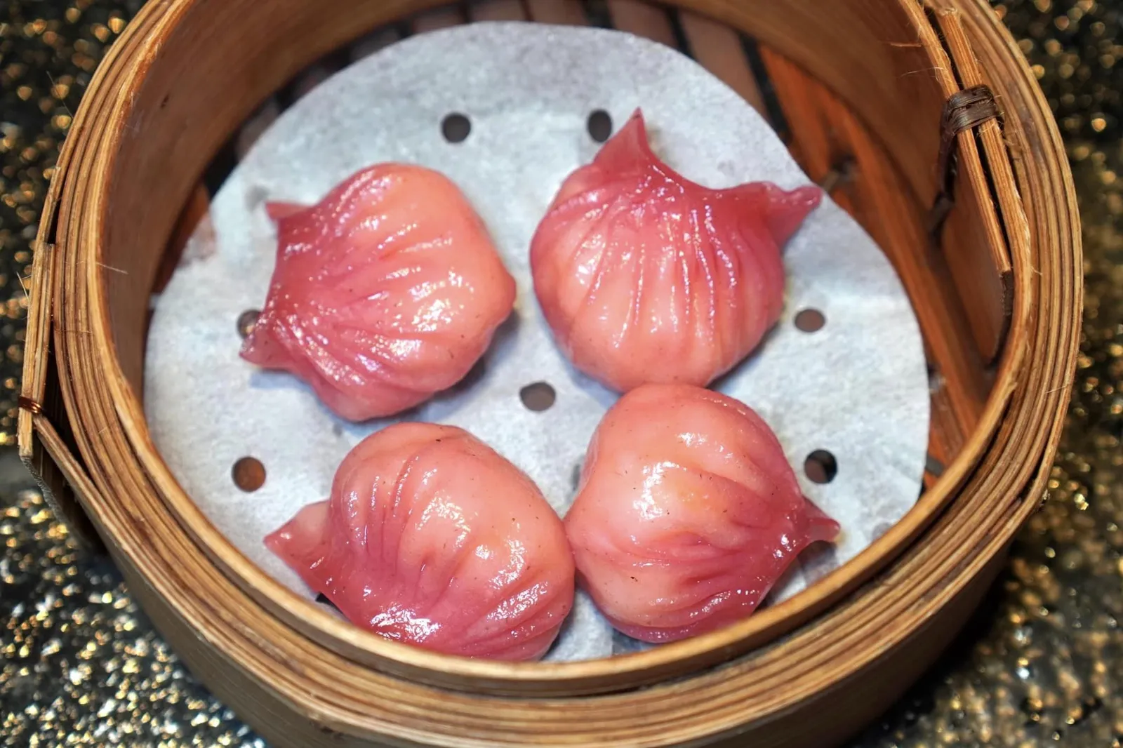 甜菜頭鲜虾饺 (4 粒) (11 SGD++) Shang Palace Steamed Shrimp Dumplings with Beetroot (4 pieces) สุดยอดเมนู Signature Dim Sum ที่โด่งดังของห้องอาหาร Shang Palace ทุกสาขาคือฮะเก๋ากุ้งที่ได้สีแดงมาจากบีทรูทชั้นนอกคือแผ่นแป้งบาง ๆ พับจับจีบอย่างปราณีต ด้านในคือเนื้อกุ้งที่นึ่งจนได้เนื้อสัมผัสที่เด้งหวานกลมกล่อมชนิดหาใครเทียบได้ยาก (17/20)