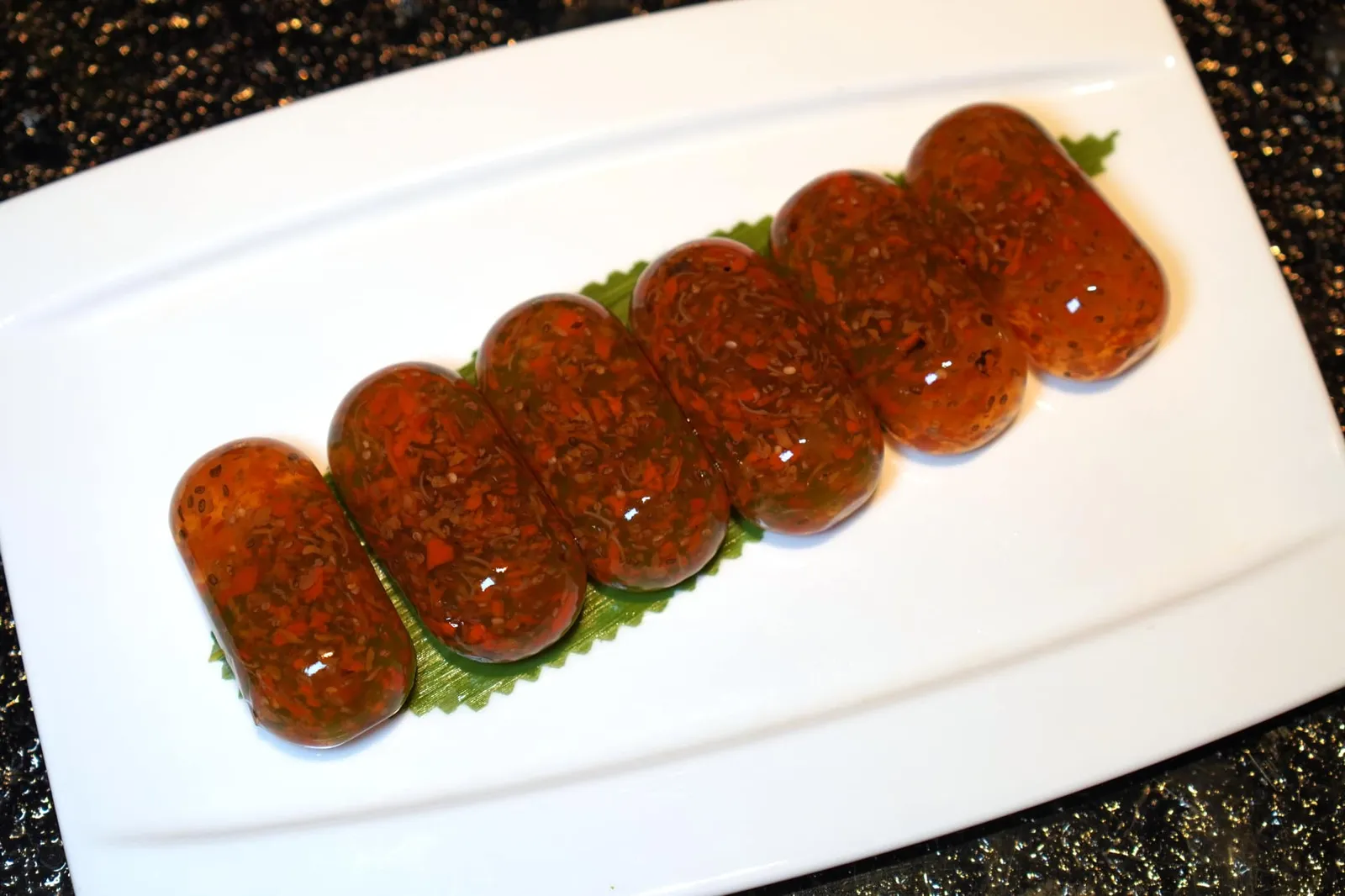 巴西籽杞子桂花糕 (3 件) (8 SGD++) Osmanthus Jelly with Wolfberry and Chia Seeds (3 pieces) เจลลี่ดอกหอมหมื่นลี้ทำออกมาขนาดพอดีคำให้รับประทานได้ง่าย เนื้อสัมผัสเจลลี่ไม่นุ่มไม่เฟิร์มจนเกินไป กัดแล้วมีอโรมาของดอกหอมหมื่นบี้ขัดเจนเสริมด้วยความเปรี้ยวของเมล็ดเก๋ากี๊ได้อย่างพอเหมาะ (14/20)