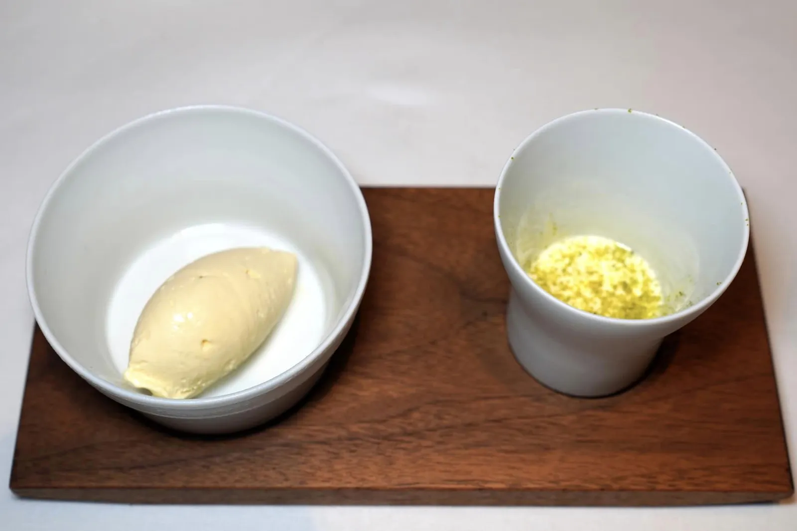 Cherries ’Burlat‘, madeleines, water mint, Victoria pineapple, olive oil ice cream ยังมี Olive Oil Ice Cream หรือไอศกรีมที่เตรียมมาจากน้ำมันมะกอกและ Almond and Pistachio Cream (20/20)
