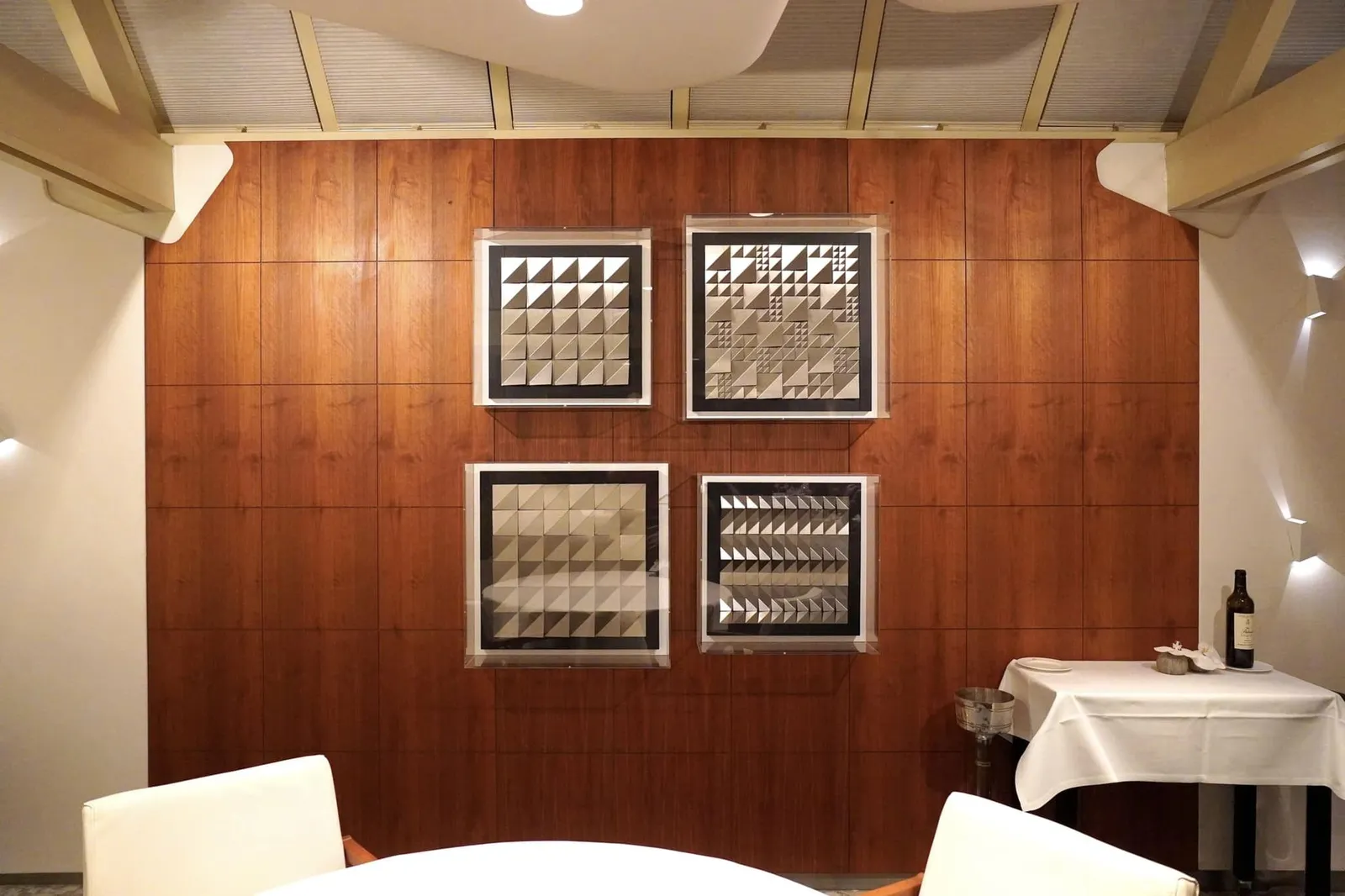 ตัวร้านได้รับรางวัล 🌟 1 MICHELIN Star ในปี 1977 ตามมาด้วยรางวัล 🌟🌟 2 MICHELIN Stars ในปี 1982 ทั้งยังรักษามาตรฐานเอาไว้ได้อย่างต่อเนื่องก่อนที่เชฟ Jannis Brevet และภรรยาคุณ Claudia จะเข้าซื้อต่อกิจการในปี 2001 และคว้ารางวัลสูงสุดคือ 🌟🌟🌟 3 MICHELIN Stars มาครองได้ในปี 2018 นั่นเอง