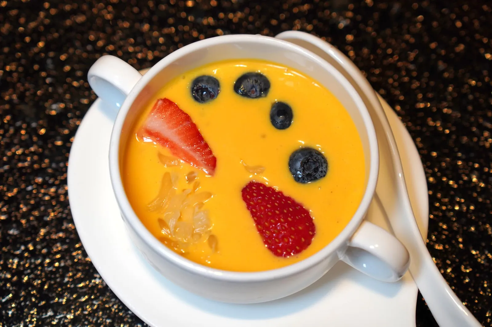 杨枝甘露 (12 SGD++) Chilled Mango Sago Cream with Pomelo สาคูนุ่ม ๆ เสิร์ฟมากับครีมมะม่วงสุกและส้มโอรสชาติเปรี้ยวหวาน นอกจากนี้ยังมีเบอร์รี่ต่าง ๆ วางมาให้เกิดความหลากหลายทางรสชาติในจานอีกด้วย (14/20)